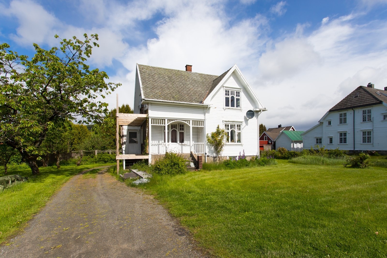 Eldre boligehus med stort renoveringsbehov. Galleribilde