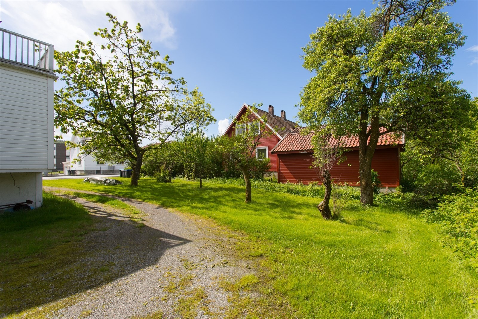 Innkjørselen fører til baksiden av bygget. Galleribilde