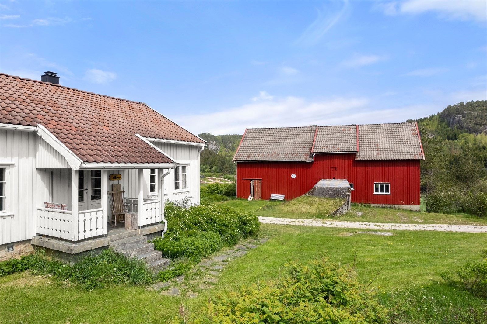 Sjarmerende og klassisk gårdstun med god boltreplassfor lek og rekreasjon Galleribilde