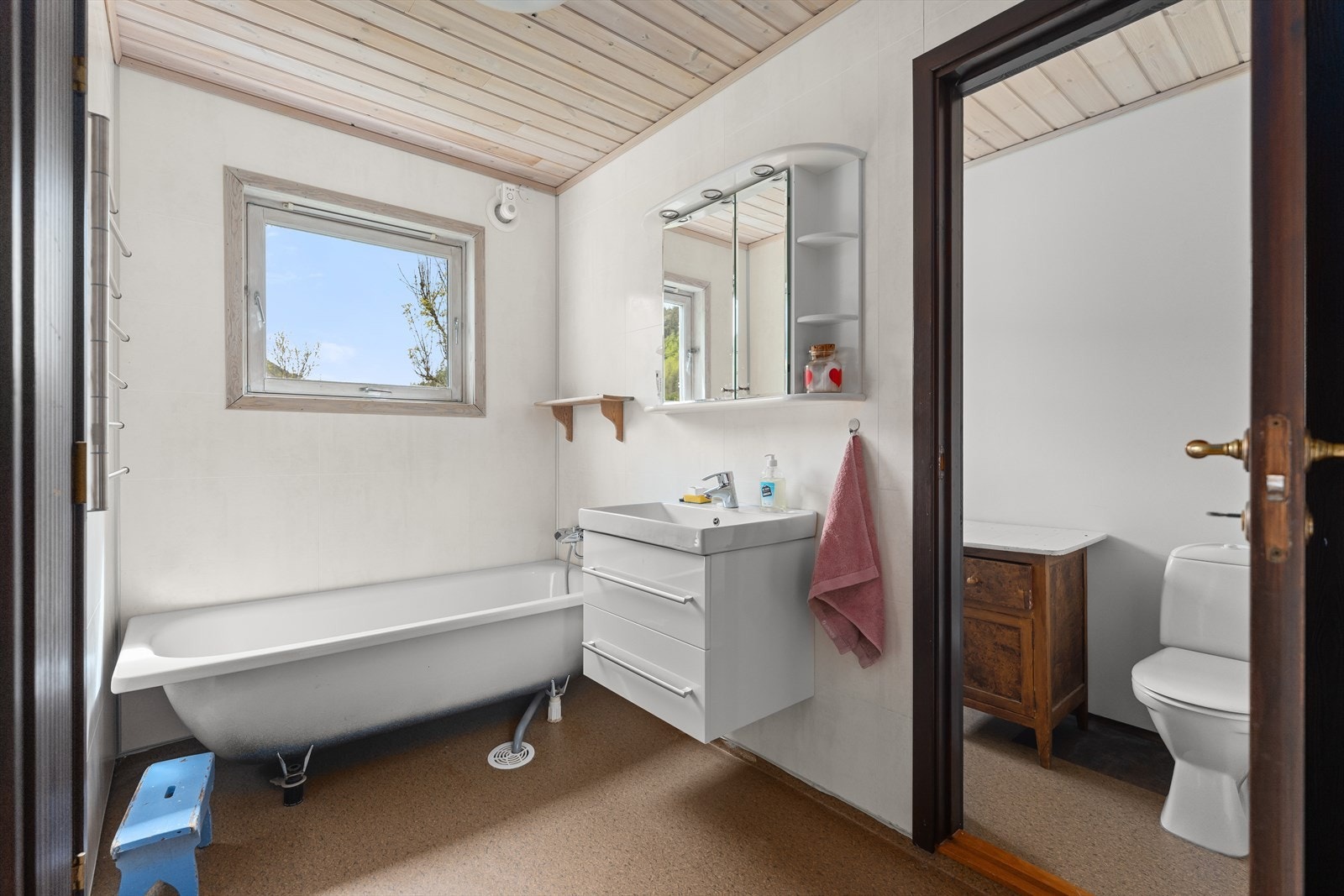 Bad, toalettrom og badstu ligger i tilbygget på vestsiden av boligen Galleribilde
