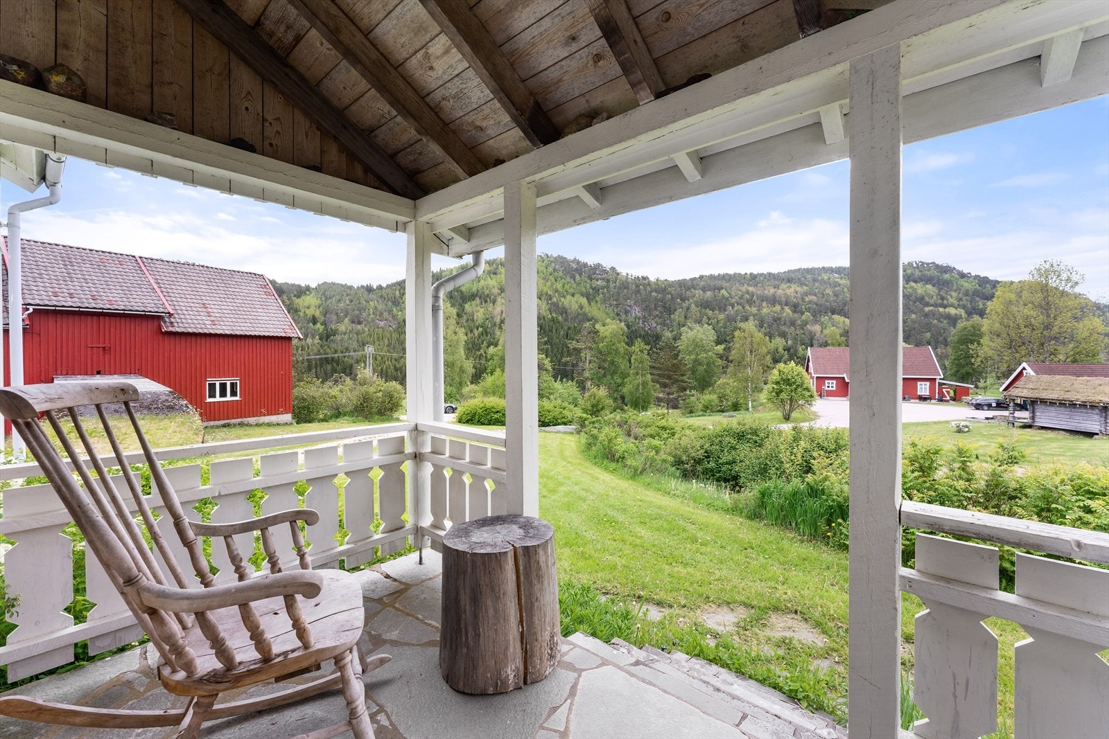 Fra den overbygde verandaen kan du nyte nærområdet og det fine landskapet Galleribilde
