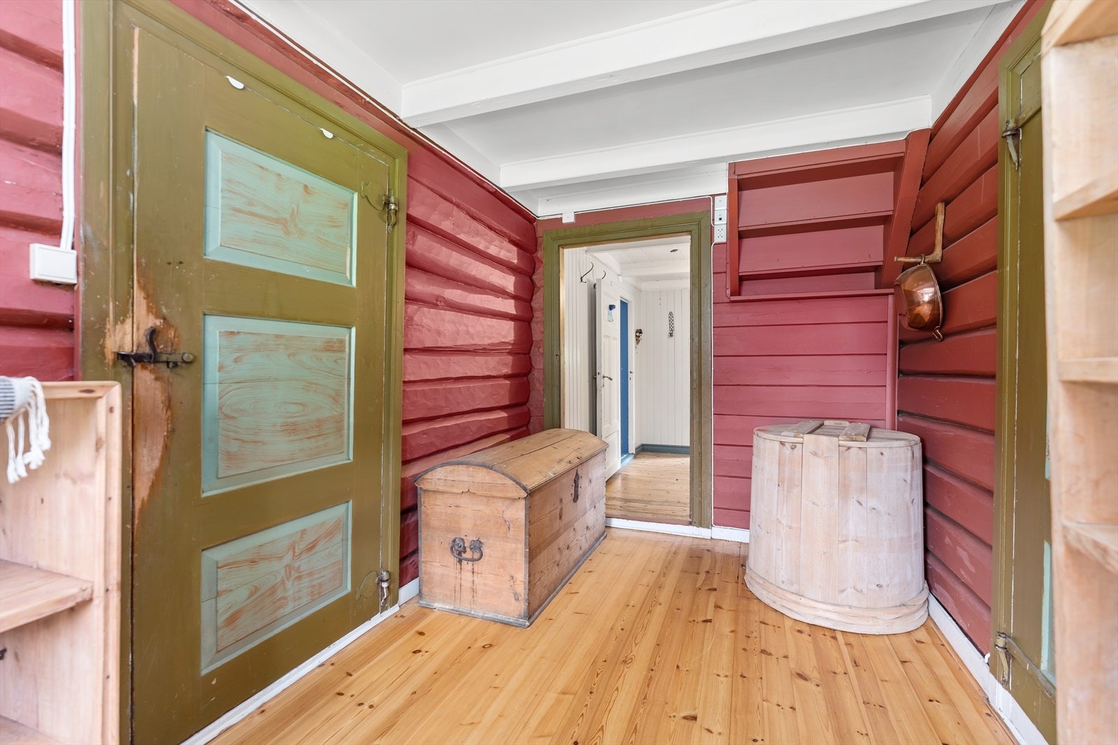 Sjarmerende og klassisk innredet gang ved hovedinngangen Galleribilde