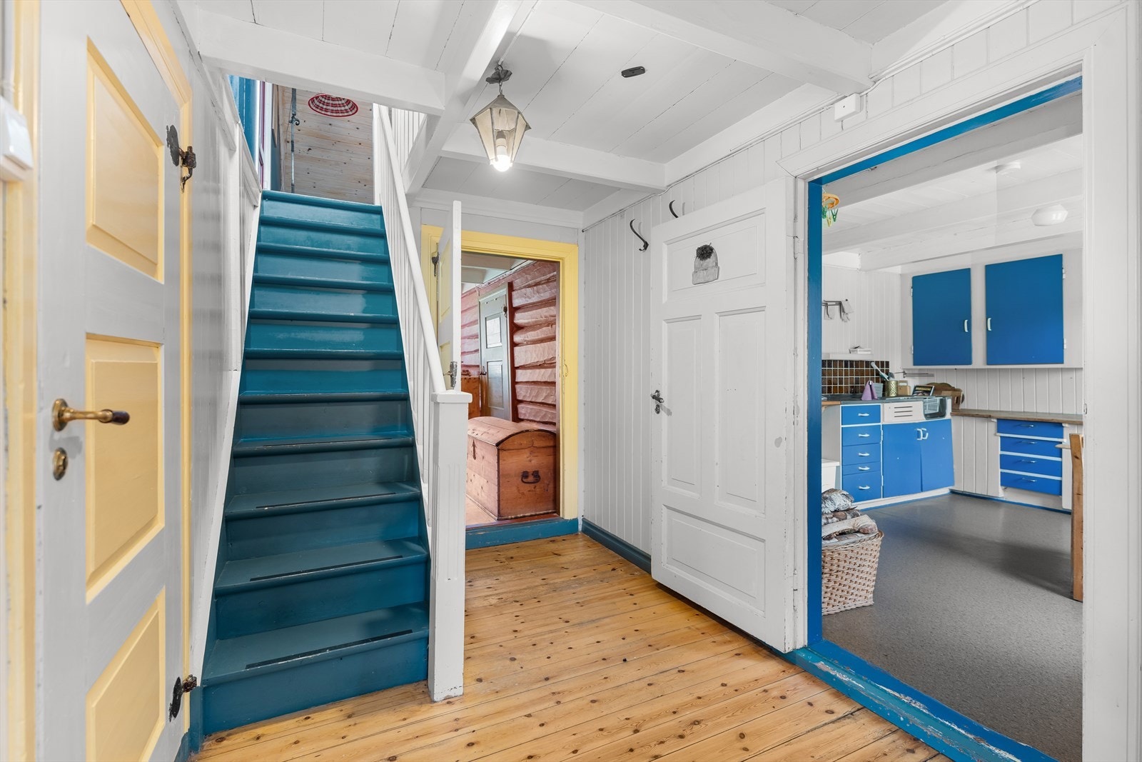 Trappeløpet og gangen løper i midten av boligen og det er inngang på begge sider av huset Galleribilde