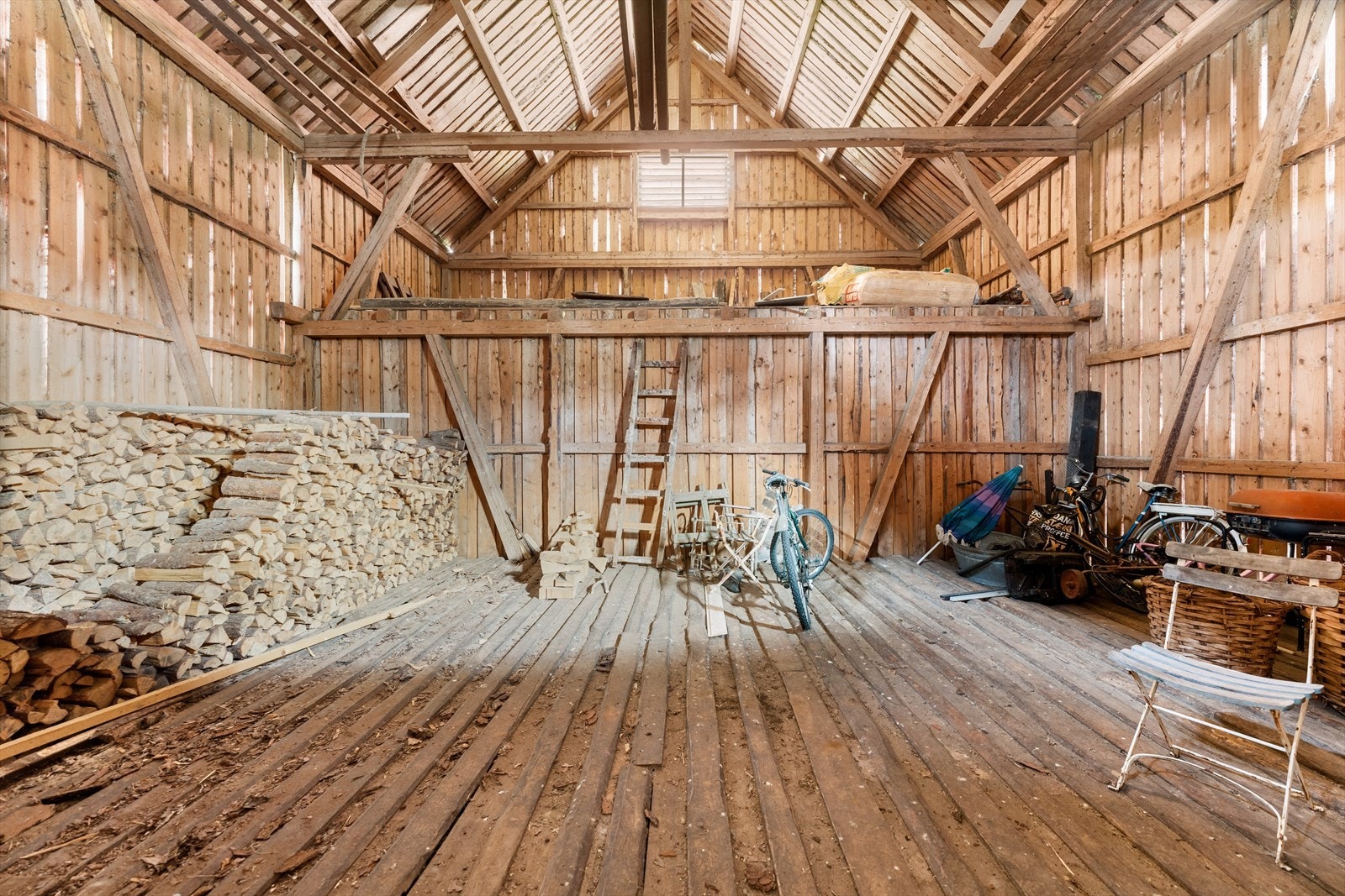 Låven består av flere store rom og det er høyt under taket Galleribilde