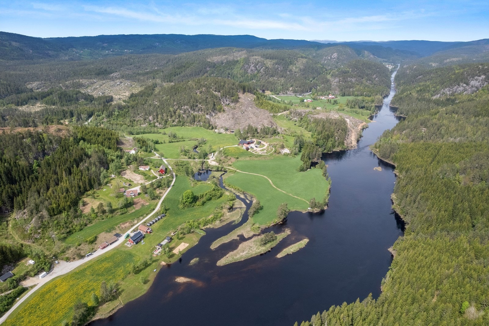 Det er aktiv gårdsdrit på naboeiendommen og Adventure Norway ligger like nedenfor Galleribilde
