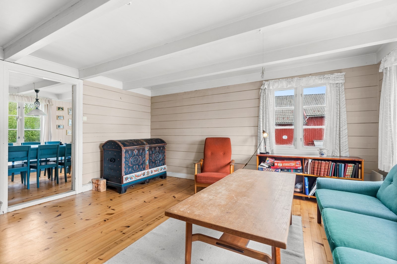 Stuen og spisestuen ligger ved siden av hverandre på østsiden av boligen Galleribilde