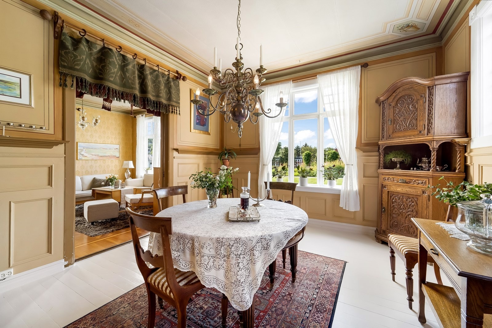 I boligen er det 3 stuer i front, delt med høye døråpninger. Hvert rom har forskjellig utsmykking og innredning. Galleribilde