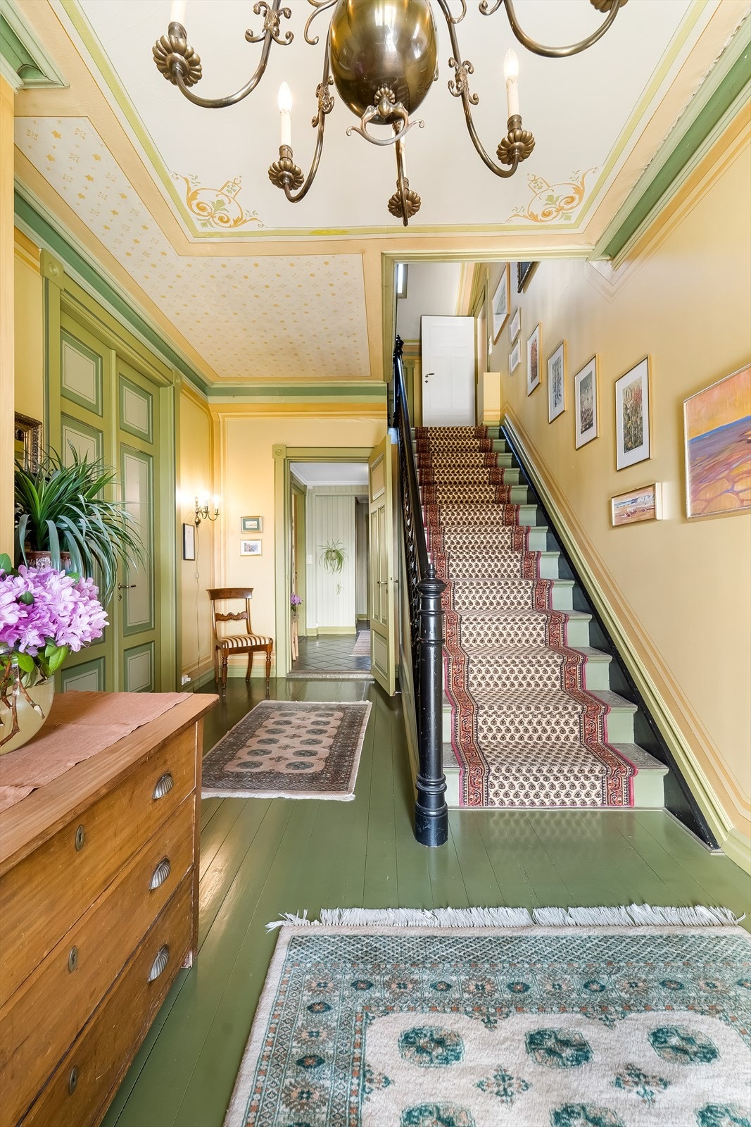 Fra hallen går det trapp opp til boligens 2. etasje. Galleribilde