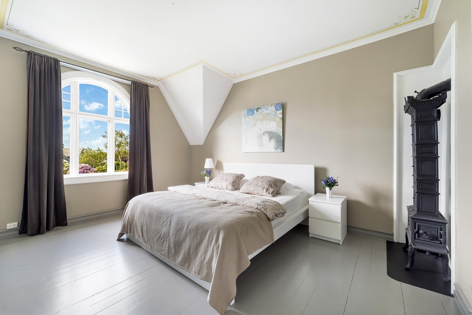 Soverommene er alle gode i størrelse og har forskjellig utsikt. I flere av soverommene står det etasjeovner/gamle ovner som utsmykker rommet. Ovnene er frakoblet. Galleribilde