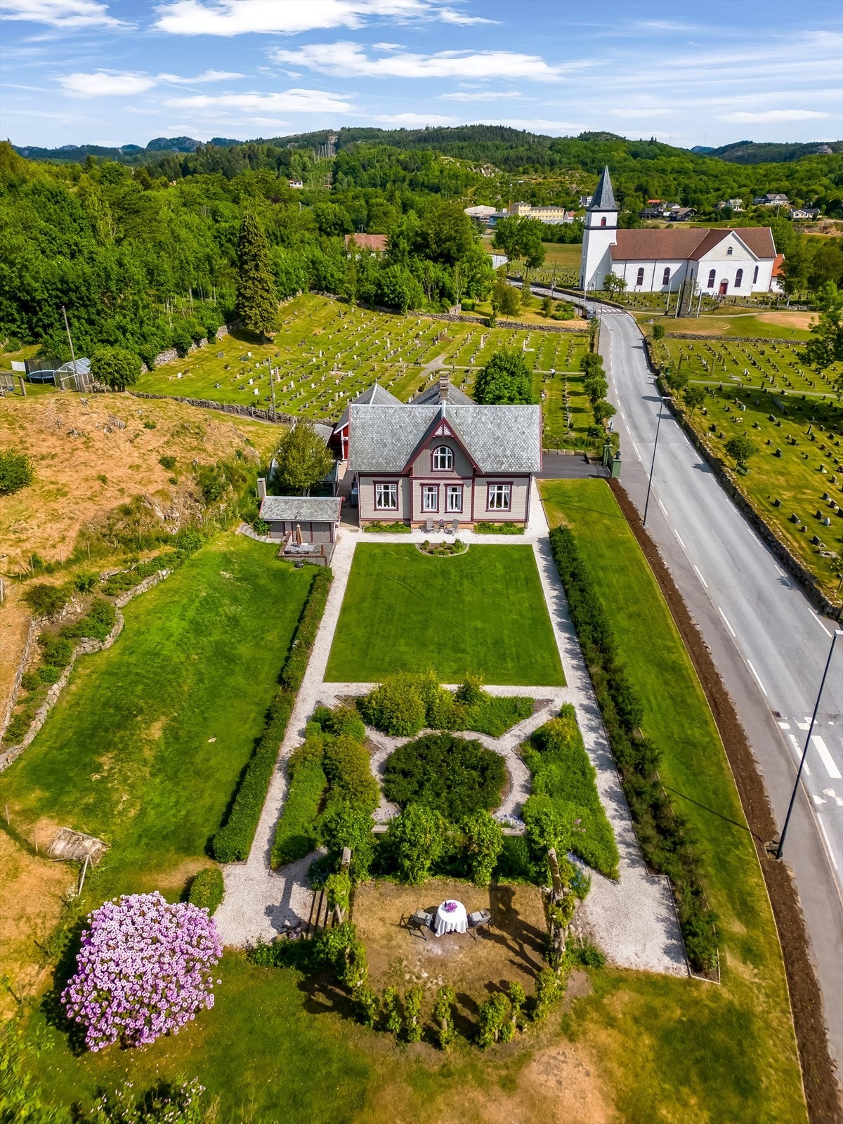 Praktfull eiendom med særs flott opparbeidet tomt. Galleribilde