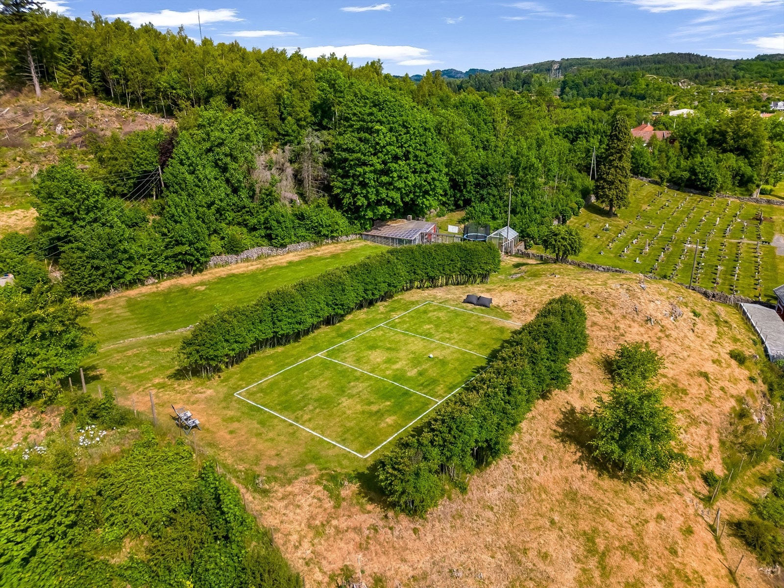 Tomten har flere platåer med mye boltreplass for alle aldersgrupper. Galleribilde