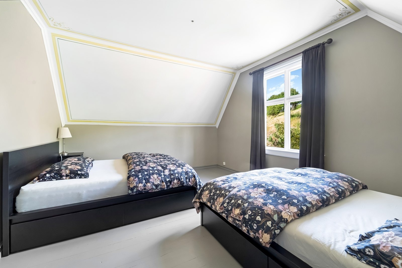 4 soverom totalt i boligen, hvor alle ligger i 2. etasje. Galleribilde