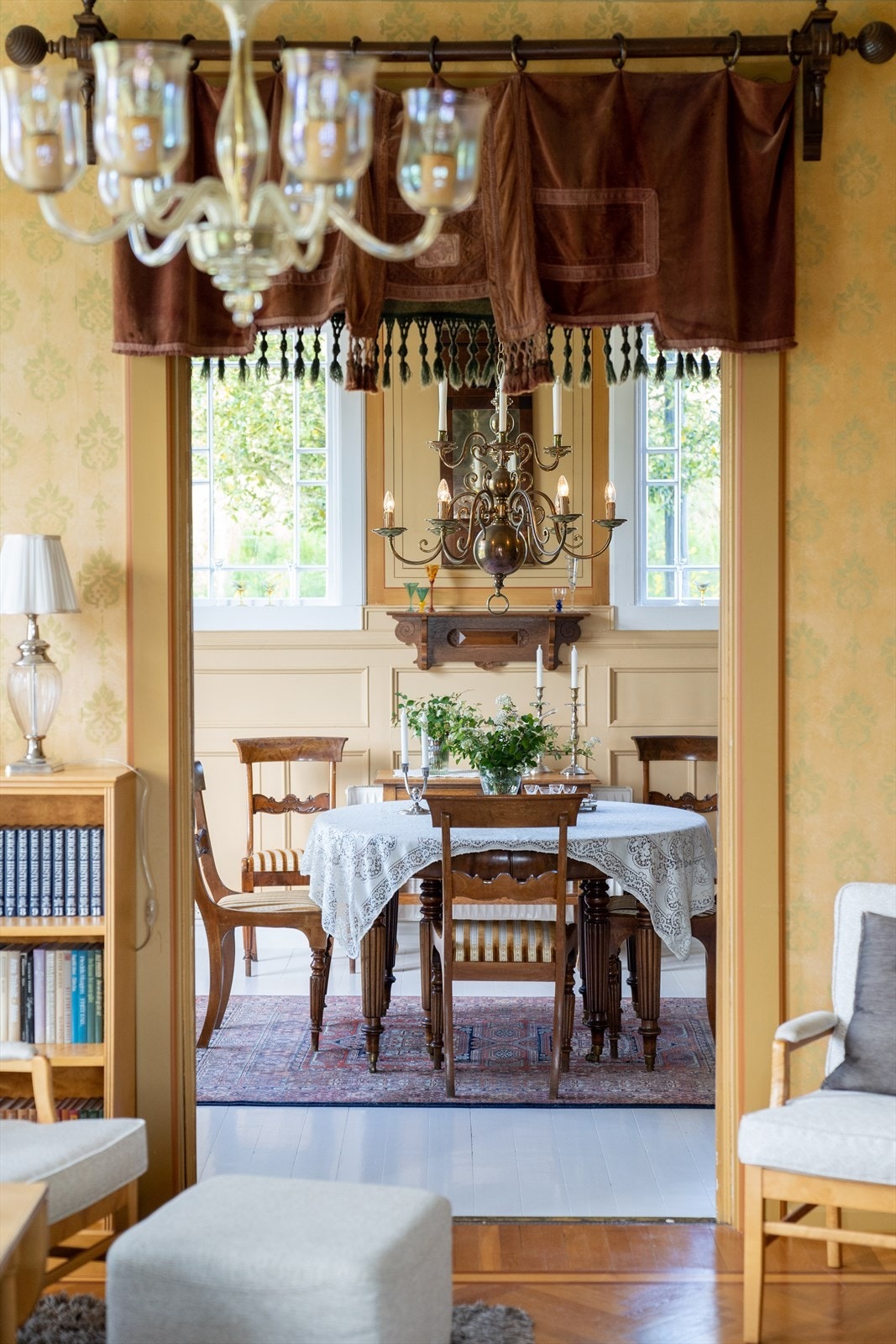 Fra spisestuen føres man videre inn i stue nr. 2. Stue har det opprinnelige fiskebeinsmønstrede parkettgulvet. Galleribilde