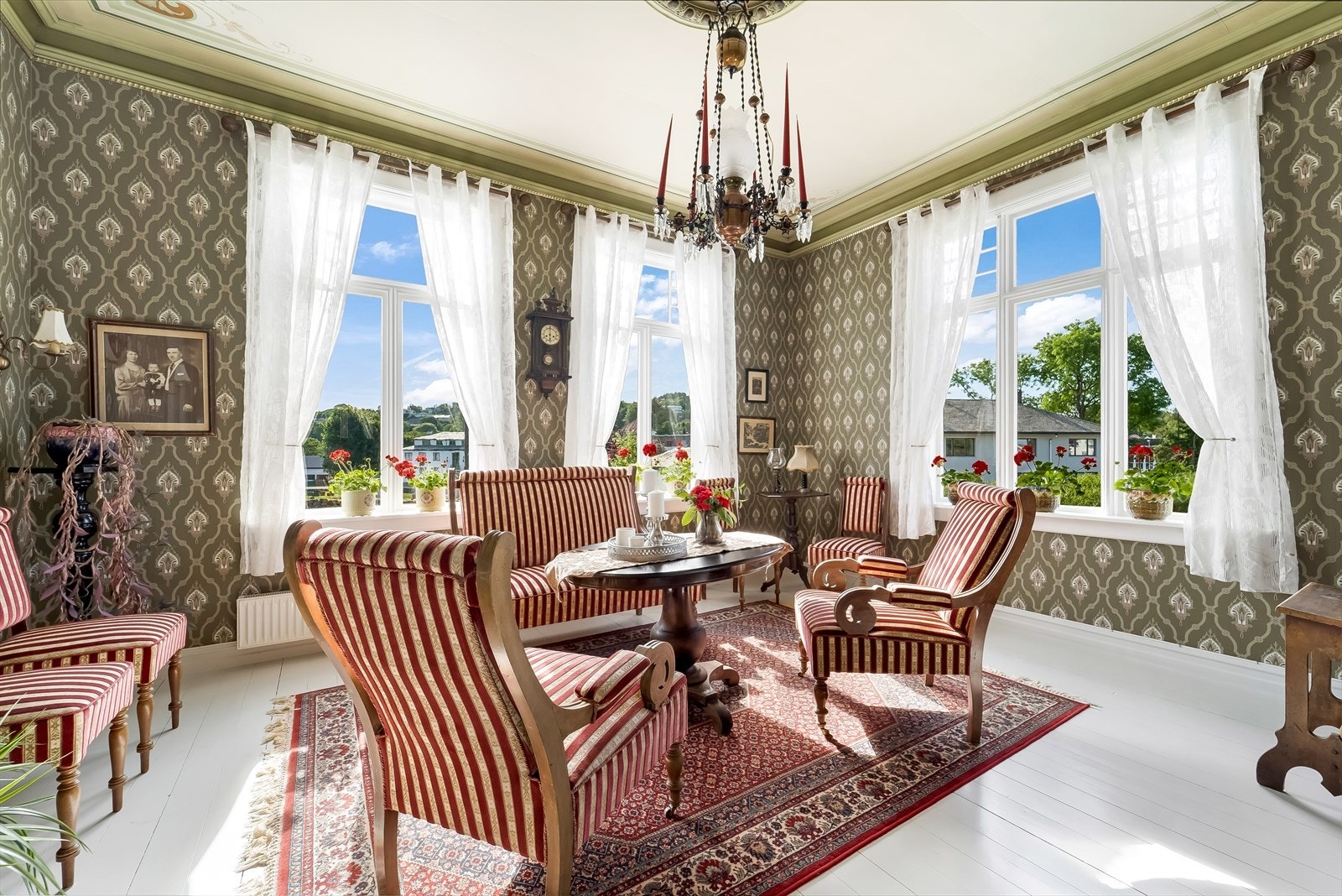 Kjennetegn for Sveitservilla er de store sprossevinduene som fører godt med lys inn i rommet. Galleribilde