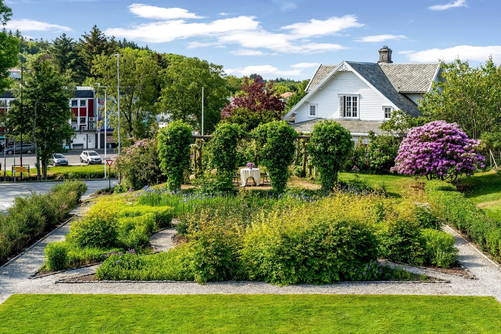 Hagen fremstår som et parkanlegg med mange forskjellige vekster. Galleribilde