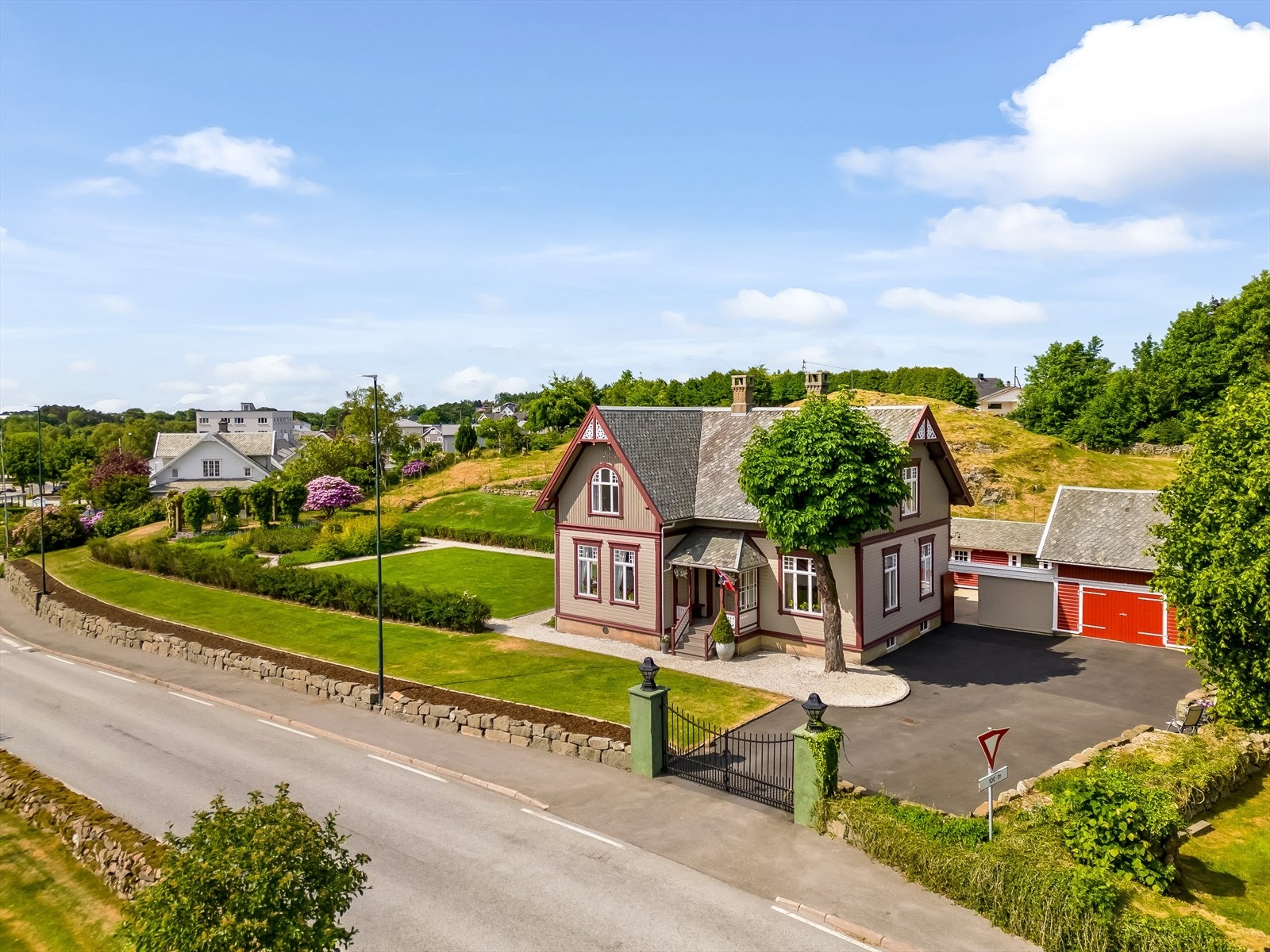 Asfaltert tun med gode parkeringsmuligheter på egen tomt. Galleribilde