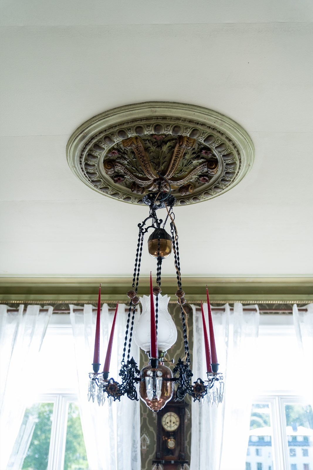 I alle stuene er det takrosetter som er meget godt bevart. Galleribilde