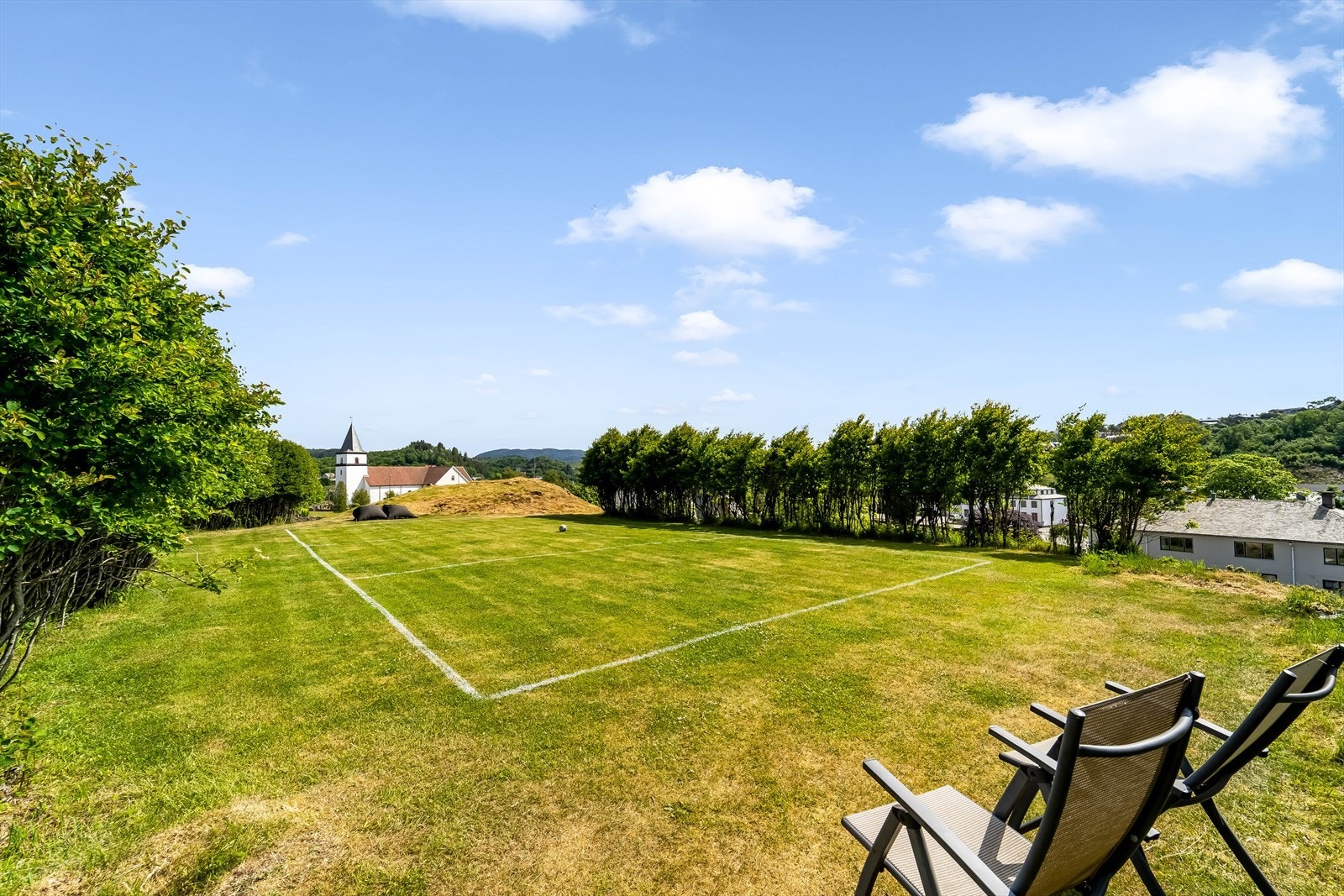 Flatt parti som brukes til fotball-/volleyball bane etc. Galleribilde