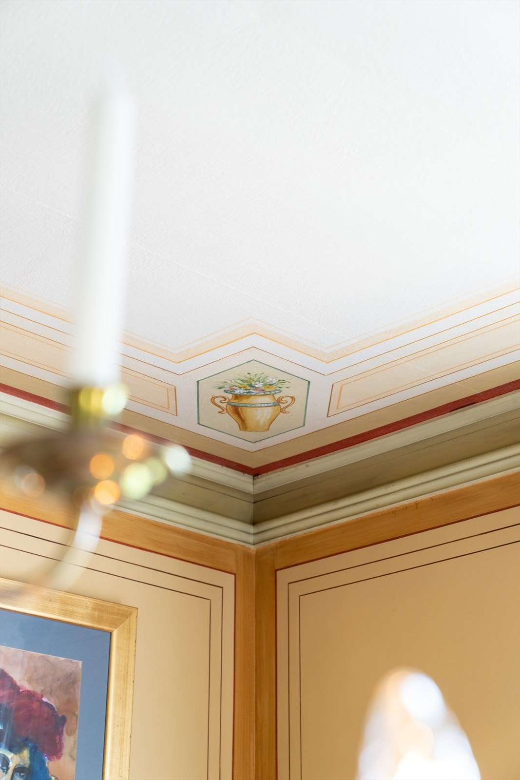 Pent oppmalt takmaleri i spisestuen. Galleribilde
