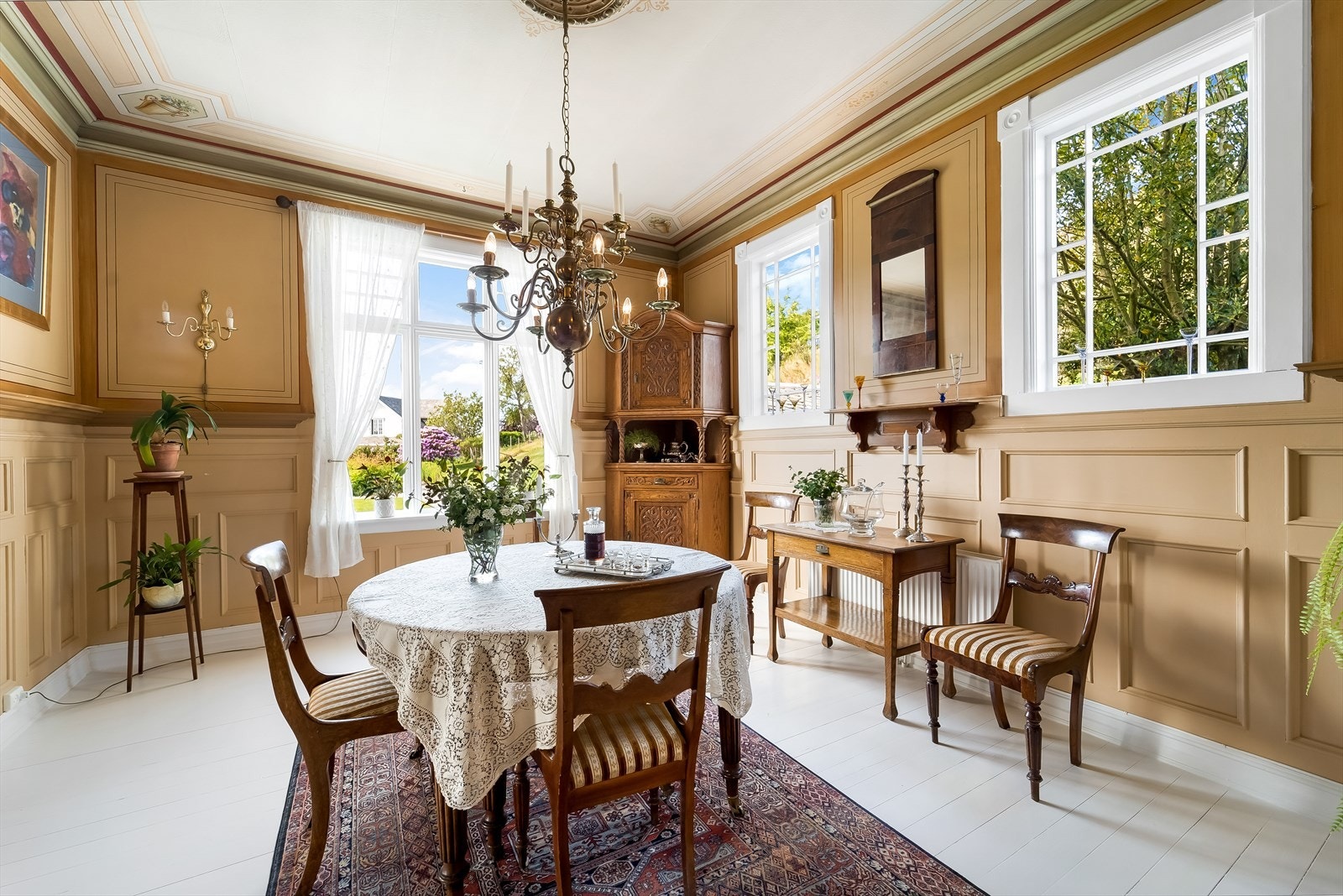Delikat innredet spisestue med dekorativt brystningspanel, god takhøyde, kraftige taklister og detaljerte takmalerier. Galleribilde