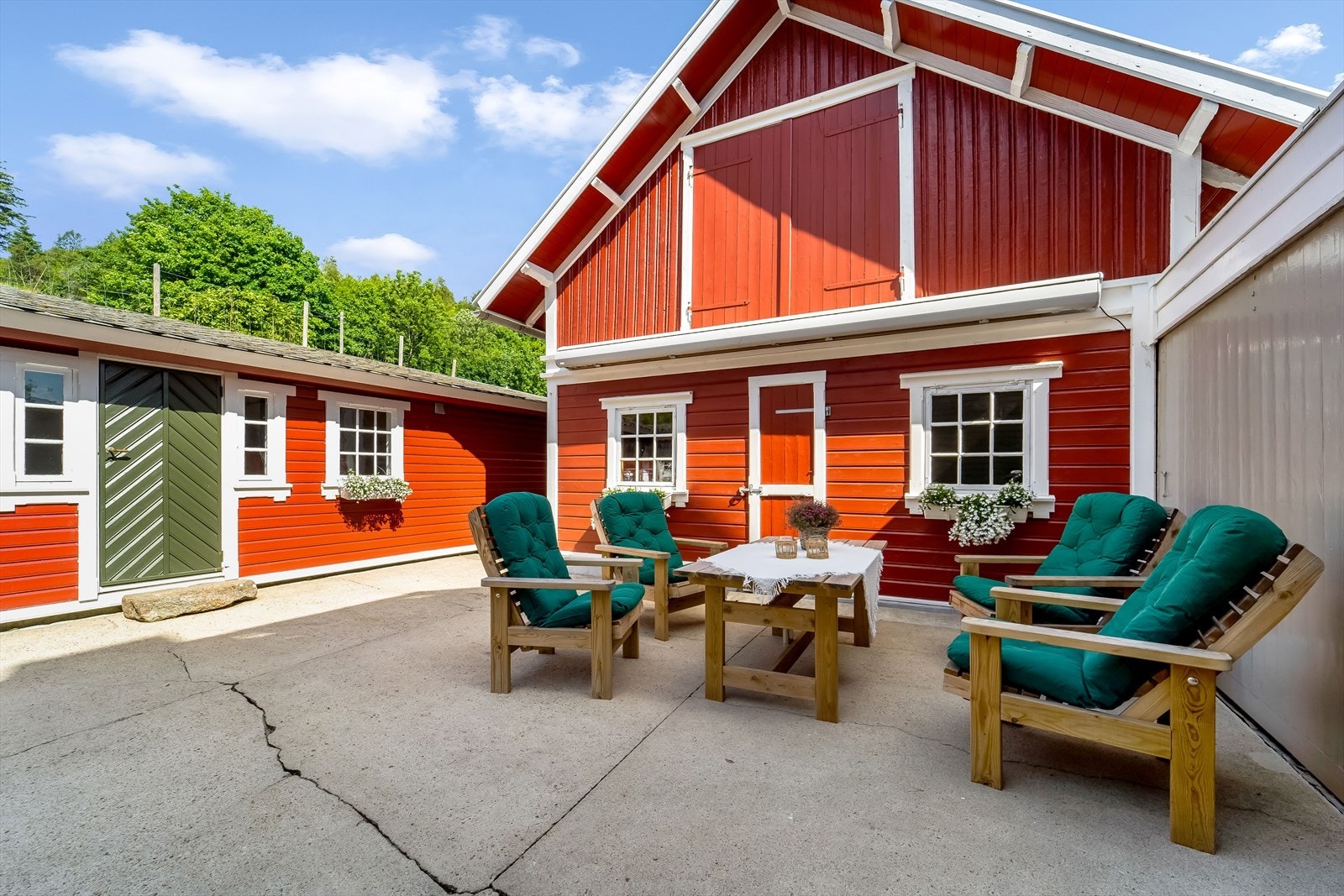 Usjenert gårdsrom med adkomst til bryggerhus. Galleribilde