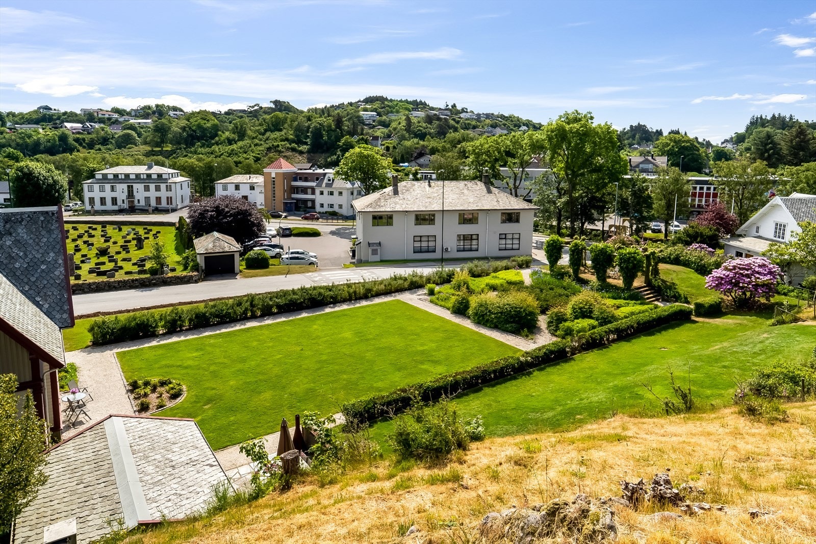 Mot Vanse sentrum har man et stort flatt parti belagt med plen, før man entrer renessansehagen og hagepaviljongen. Galleribilde