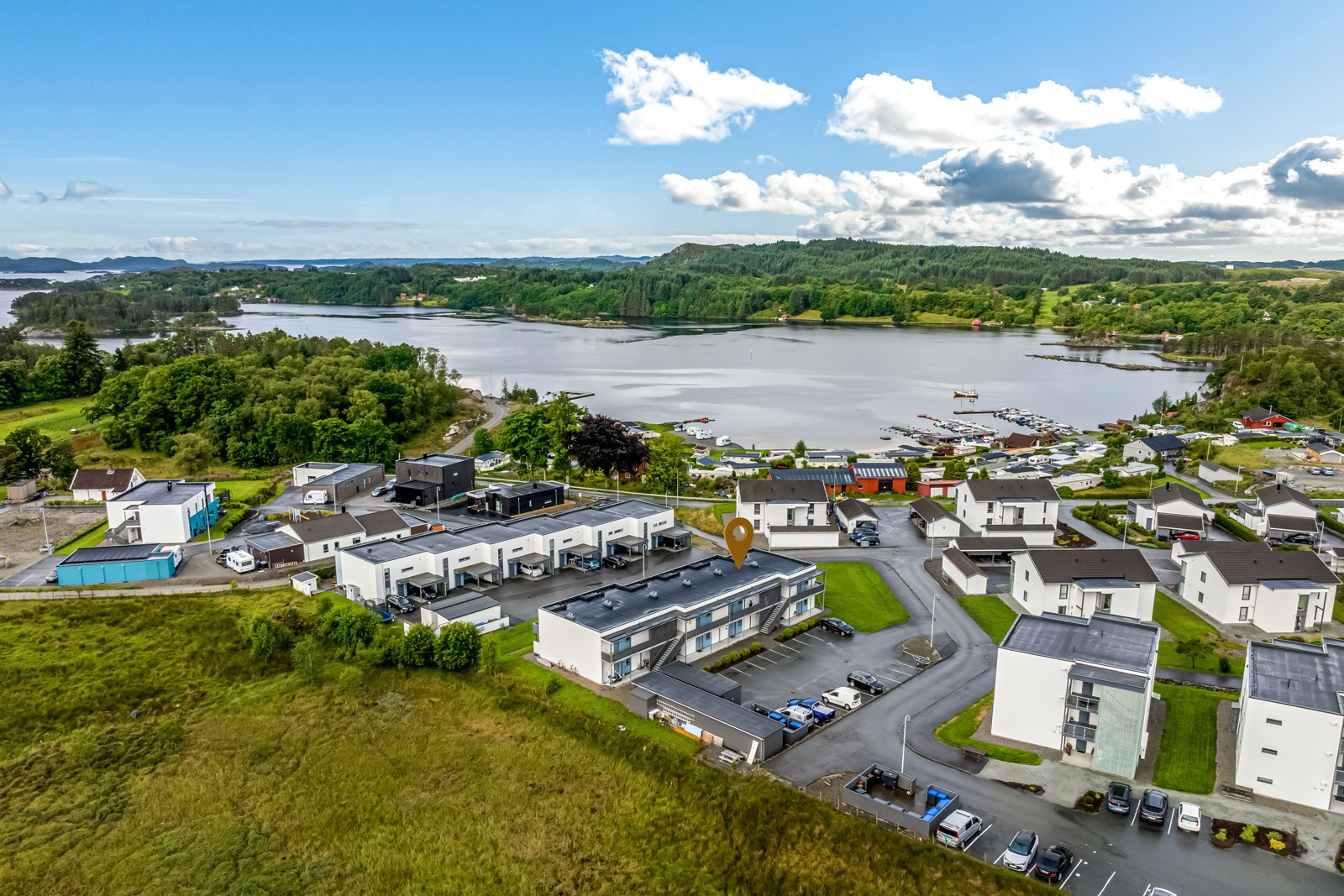 Lys og moderne leilighet med sørvendt balkong og parkering - Rolig og landlig beliggenhet.