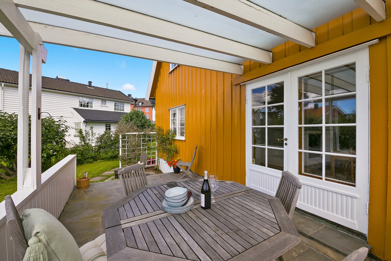 Det er en stor dobbel dør ut til terrassen. Galleribilde