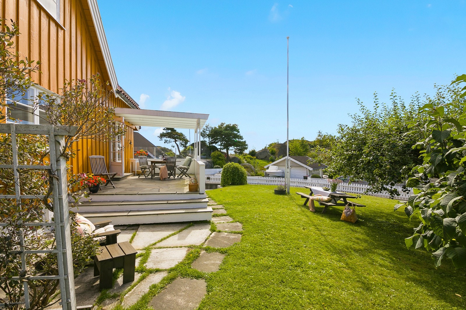 Uteplass og terrasse belagt med skifer som gir et pent uttrykk. Galleribilde