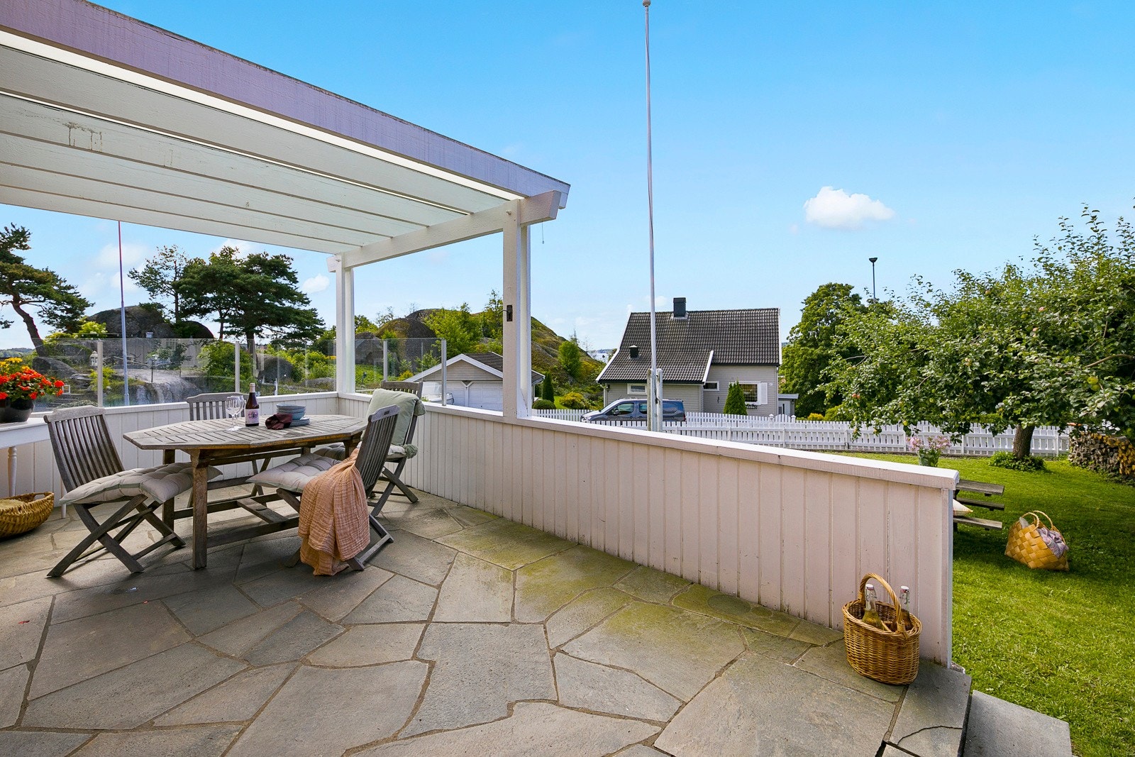Vestvendt og delvis overbygget terrasse hvor du kan sitte skjermet for været. Galleribilde