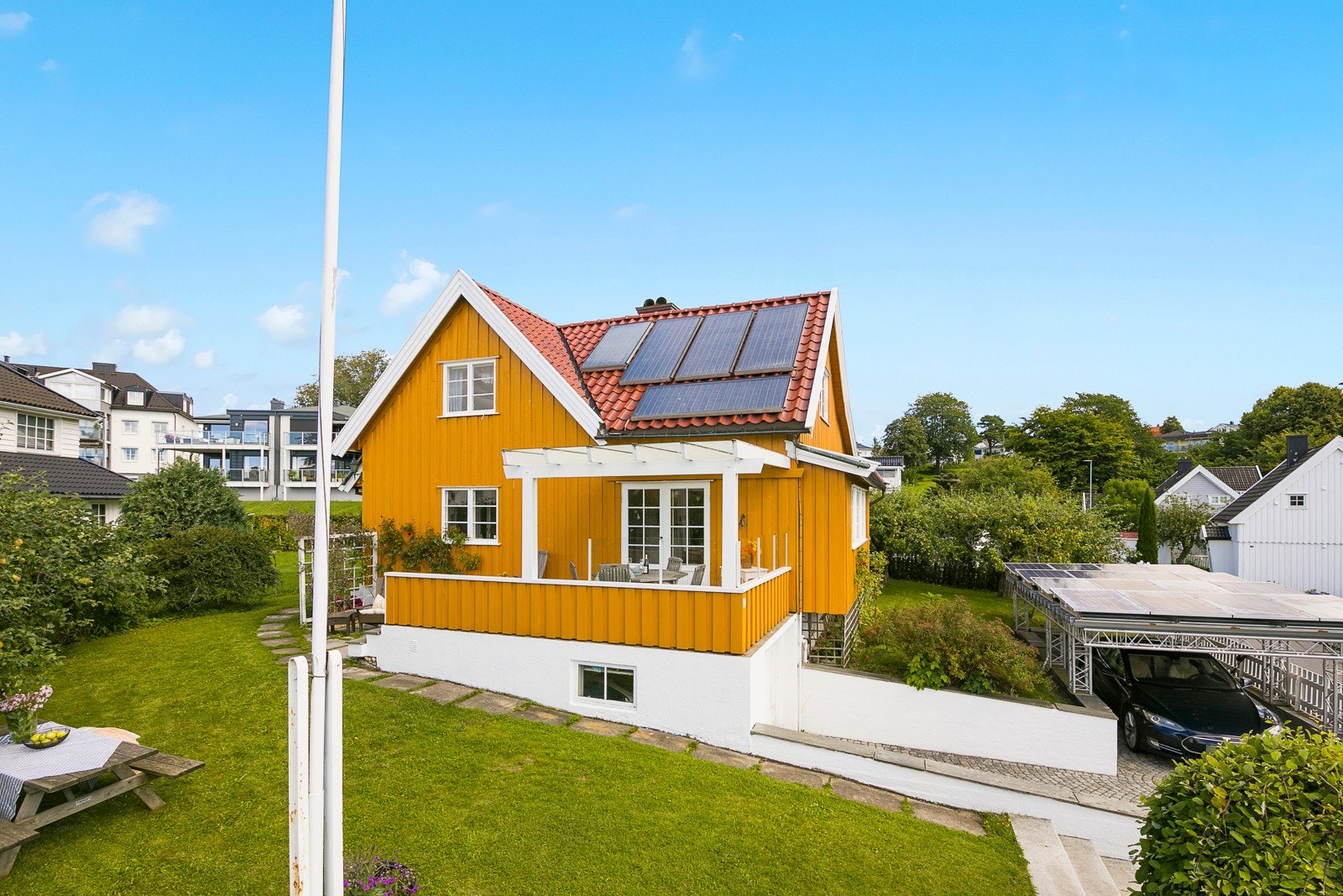 Boligen har en flott velholdt hage, som gir rom for både lek, avslapning og sosiale sammenkomster. Galleribilde