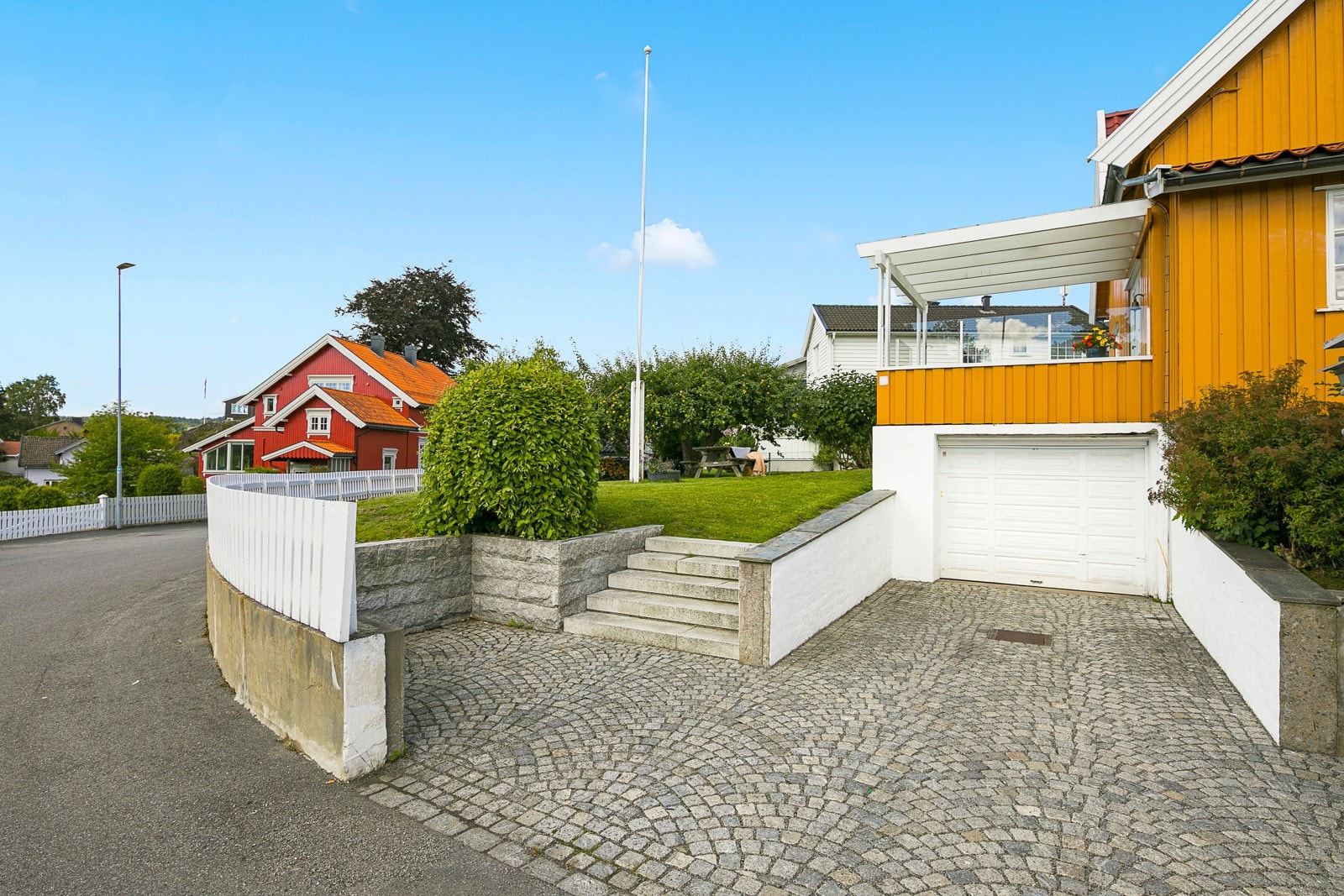 Gårdsplassen er belagt med brostein. Galleribilde