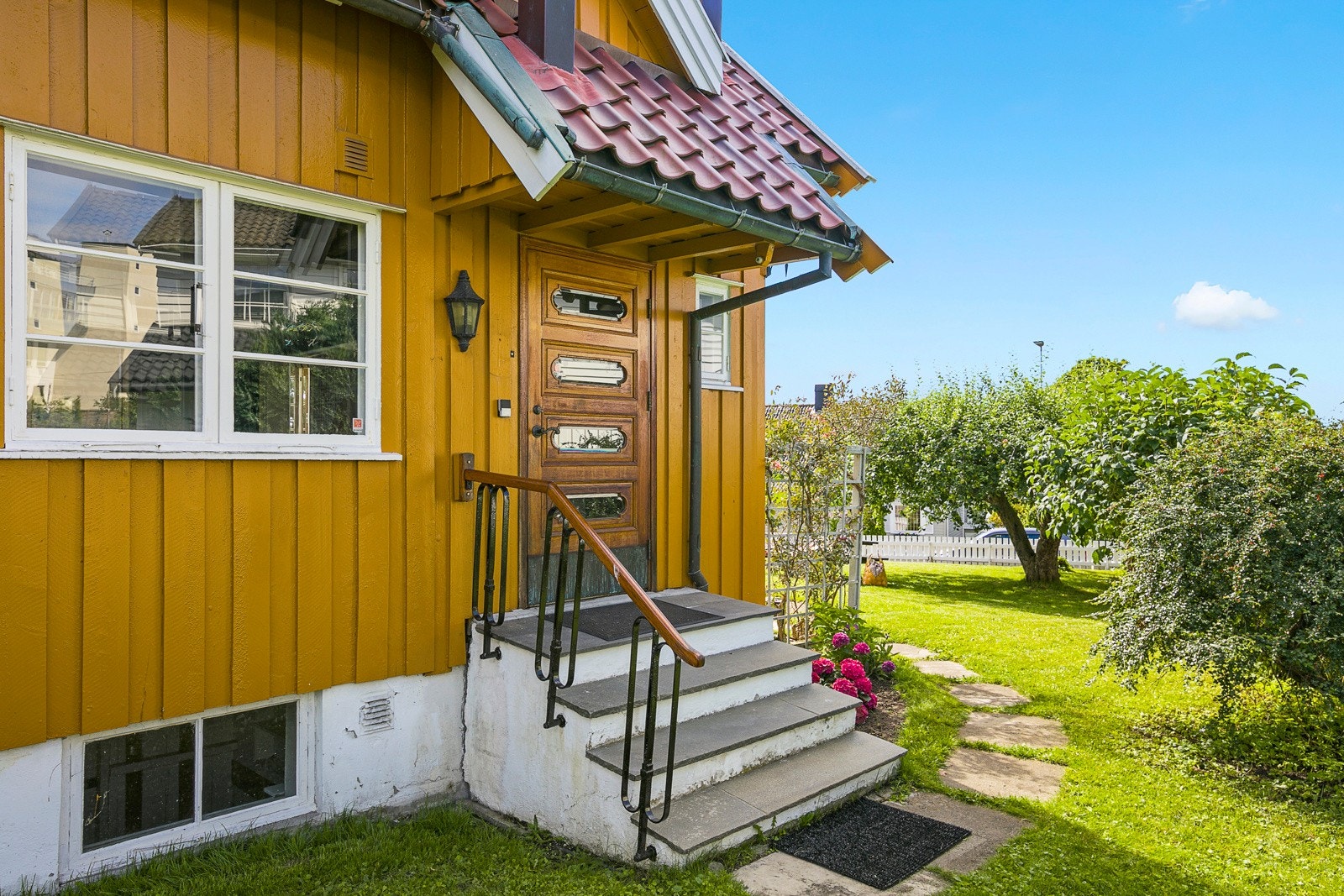 Inngangsparti som er delvis overbygget. Galleribilde