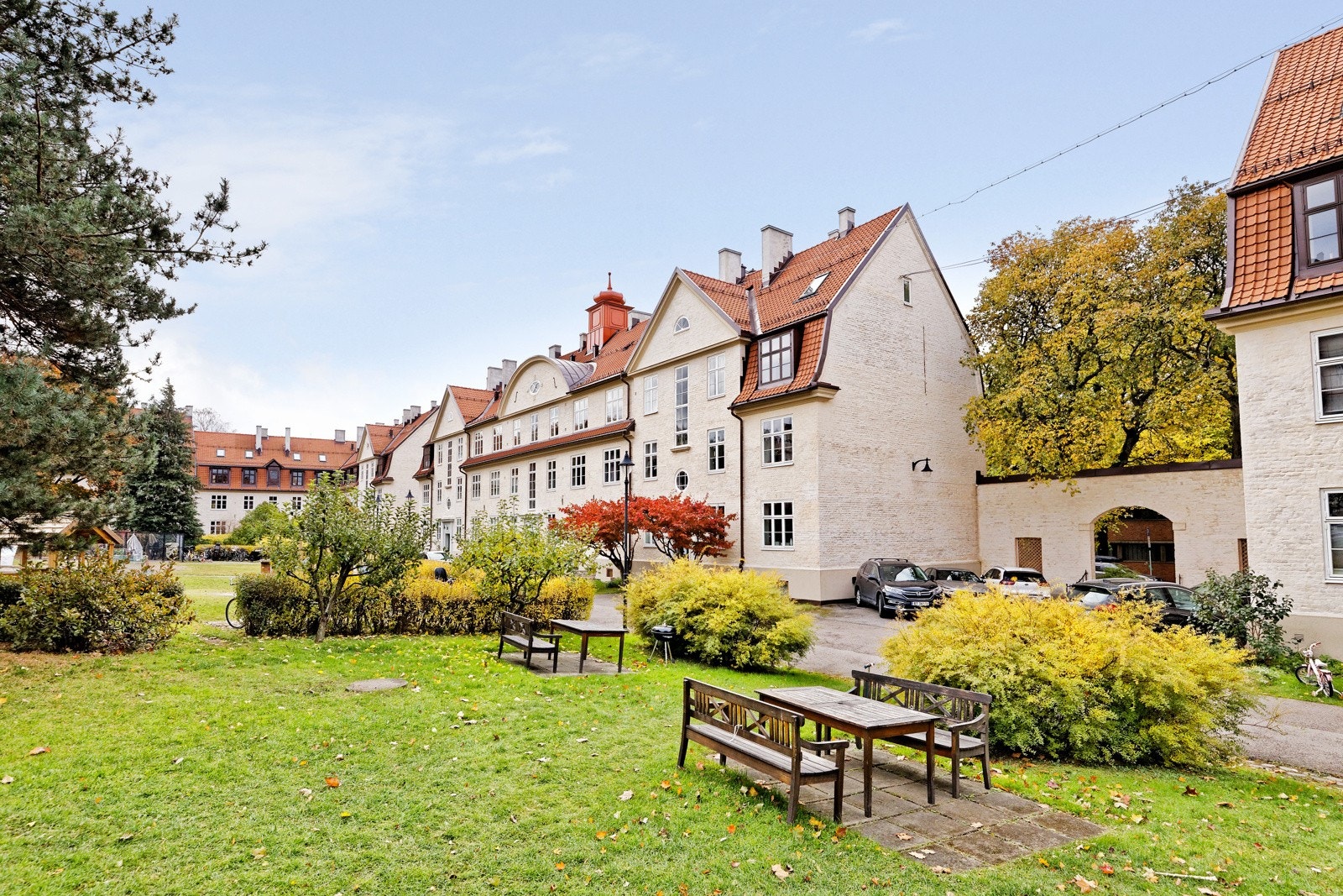 Fra bakgård mot fasade Galleribilde