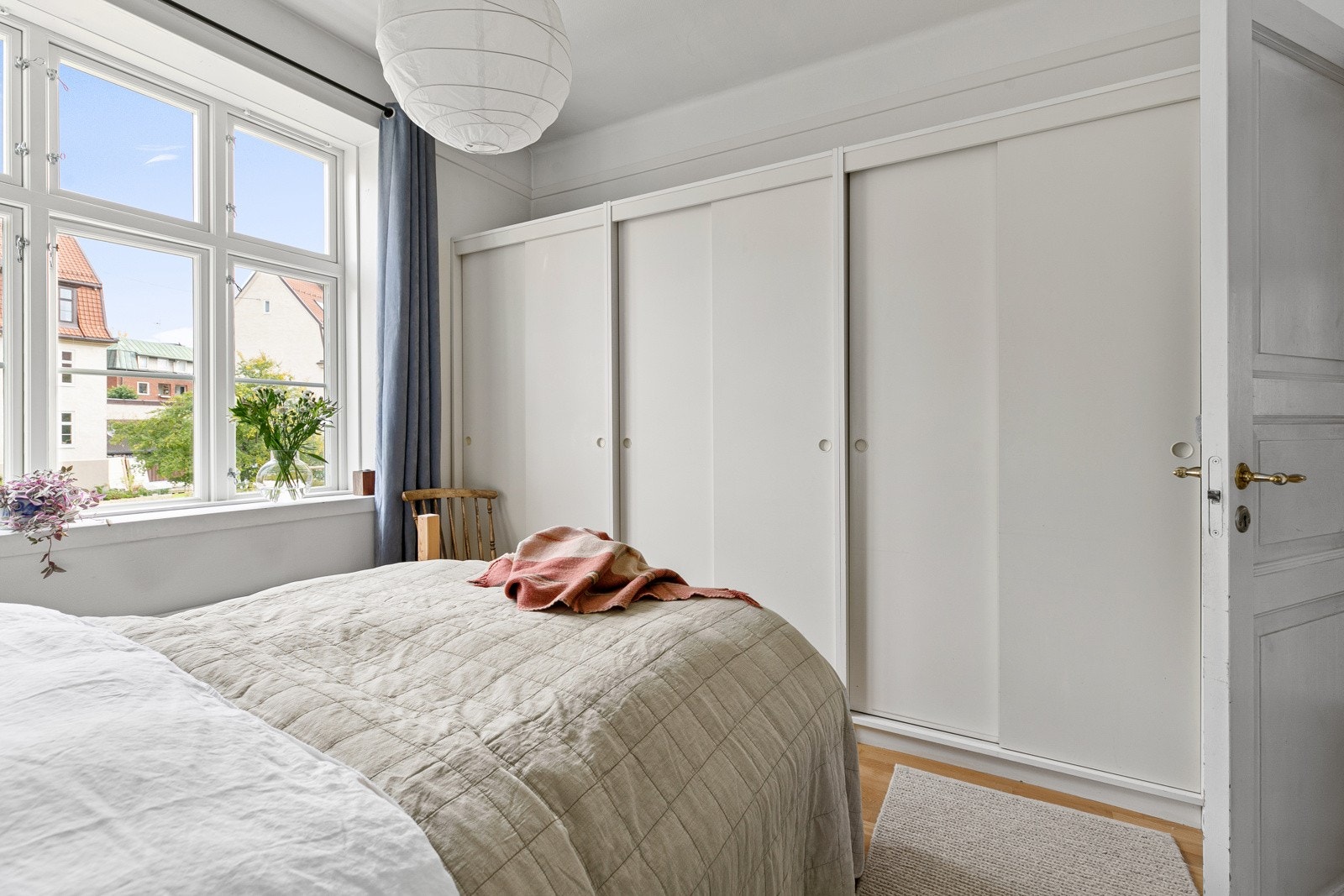 Integrert skyvedørsgarderobe for oppbevaring Galleribilde