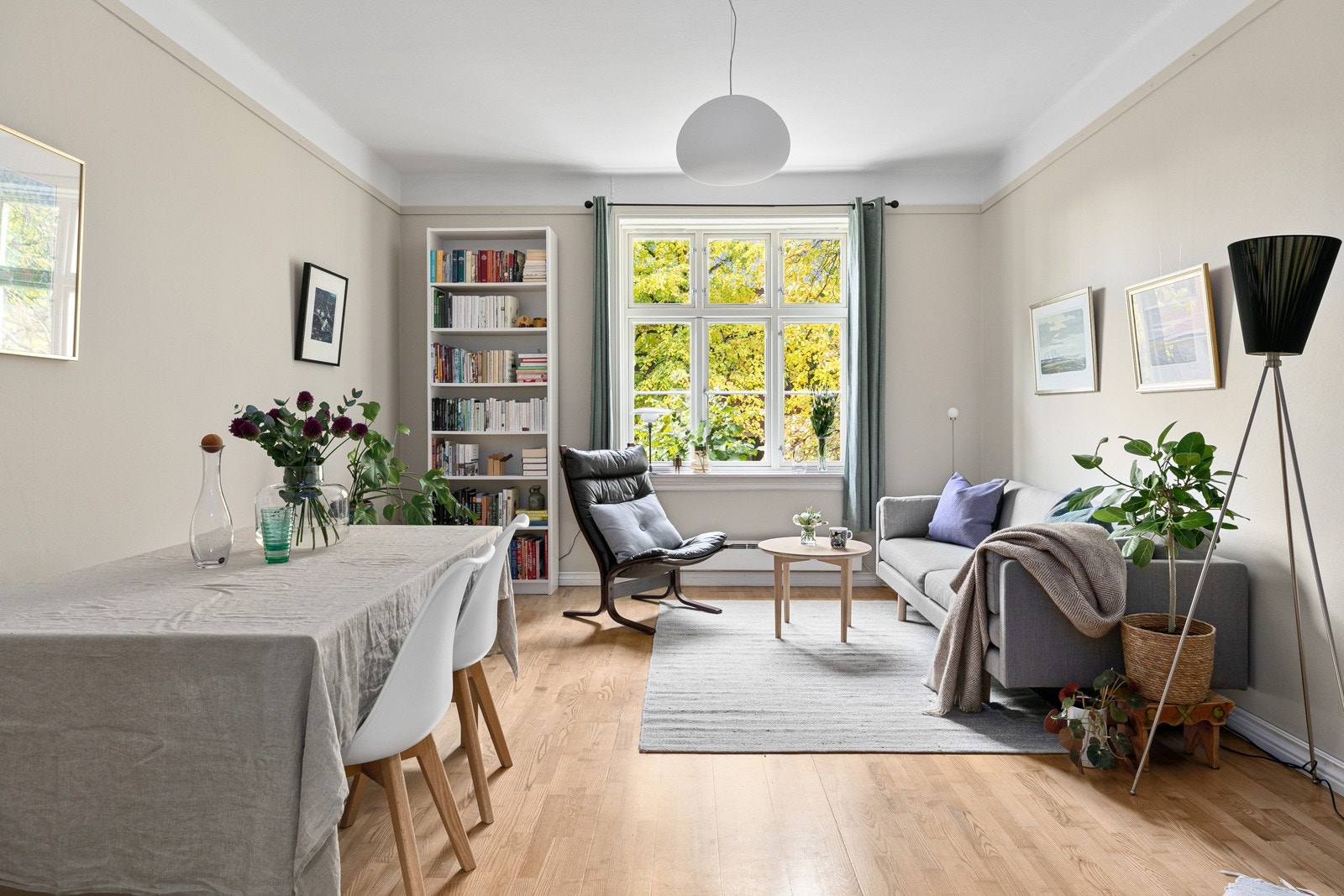 Boligen har store og klassiske vindusflater som preger stuen og gir et flott lysinnslipp Galleribilde