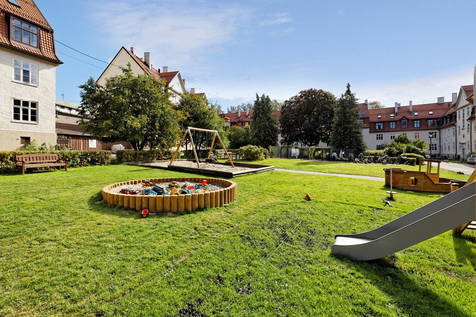 Bakgård på sommerstid Galleribilde