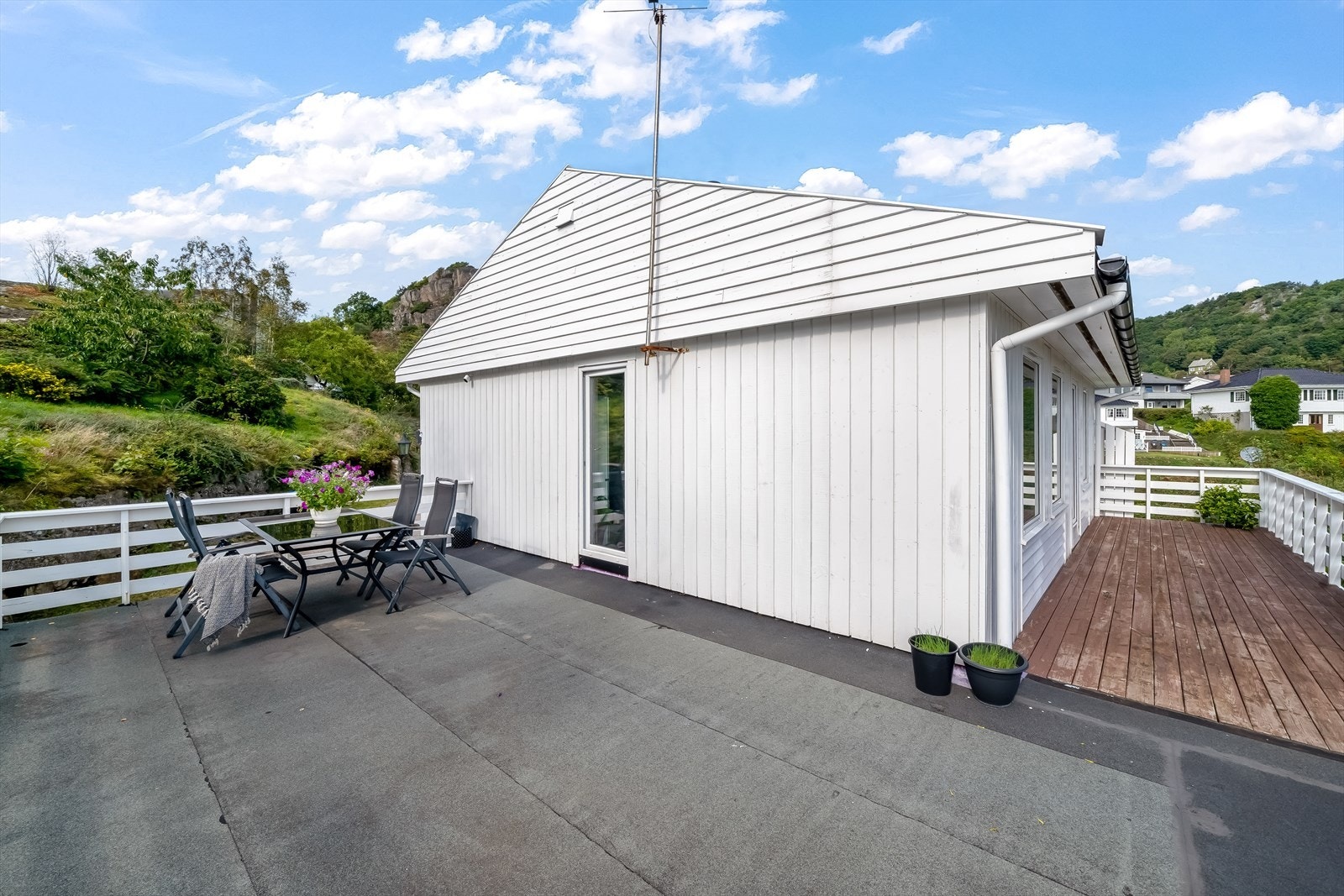 Stor terrasse hvor man kan nyte sola store deler av dagen. Galleribilde