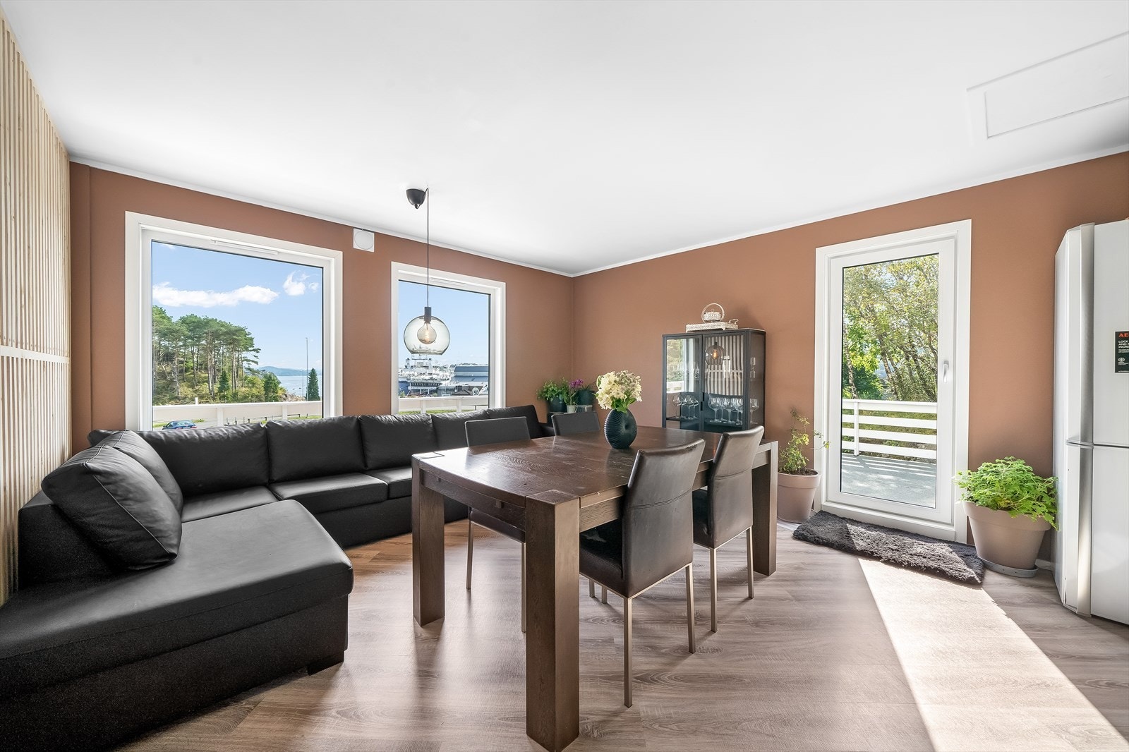 God plass til å anrette med langbord ved spesielle anledninger. Galleribilde