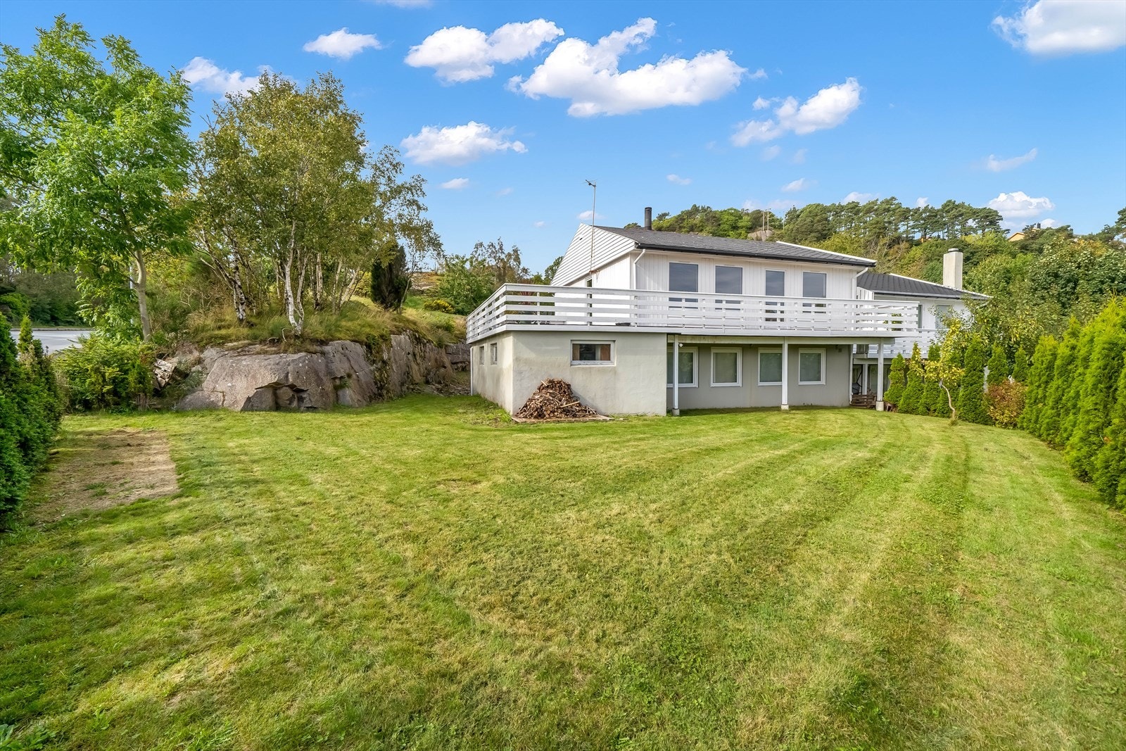 Hagen byr på boltreplass for liten og stor. Galleribilde