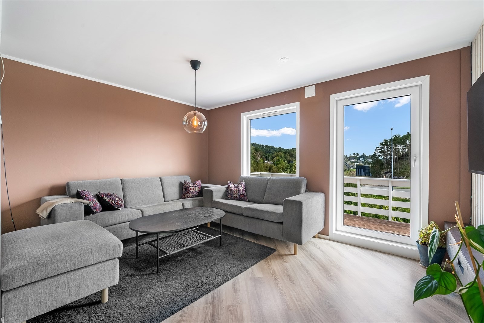 Fra stua er det 2 utganger til terrassen. Galleribilde