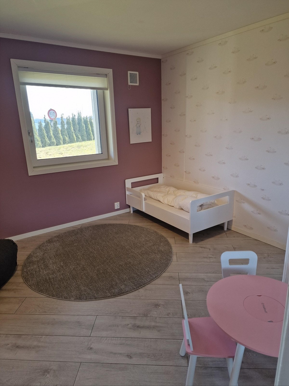 Soverom 2 av 2 i underetasjen. Galleribilde