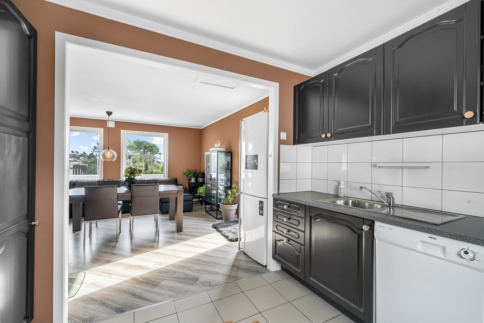 Kjøkkenet har en åpen løsning mot stua med god gjennomlysning. Galleribilde