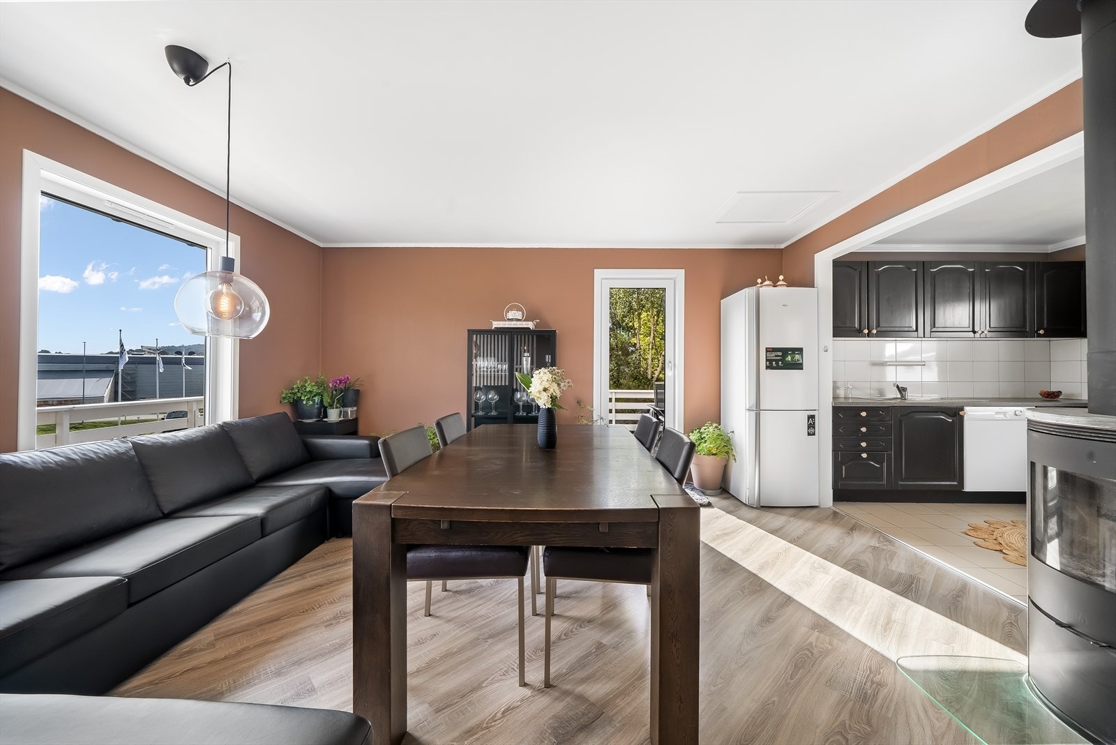 Vid åpning mot kjøkkenet fra stua. Galleribilde