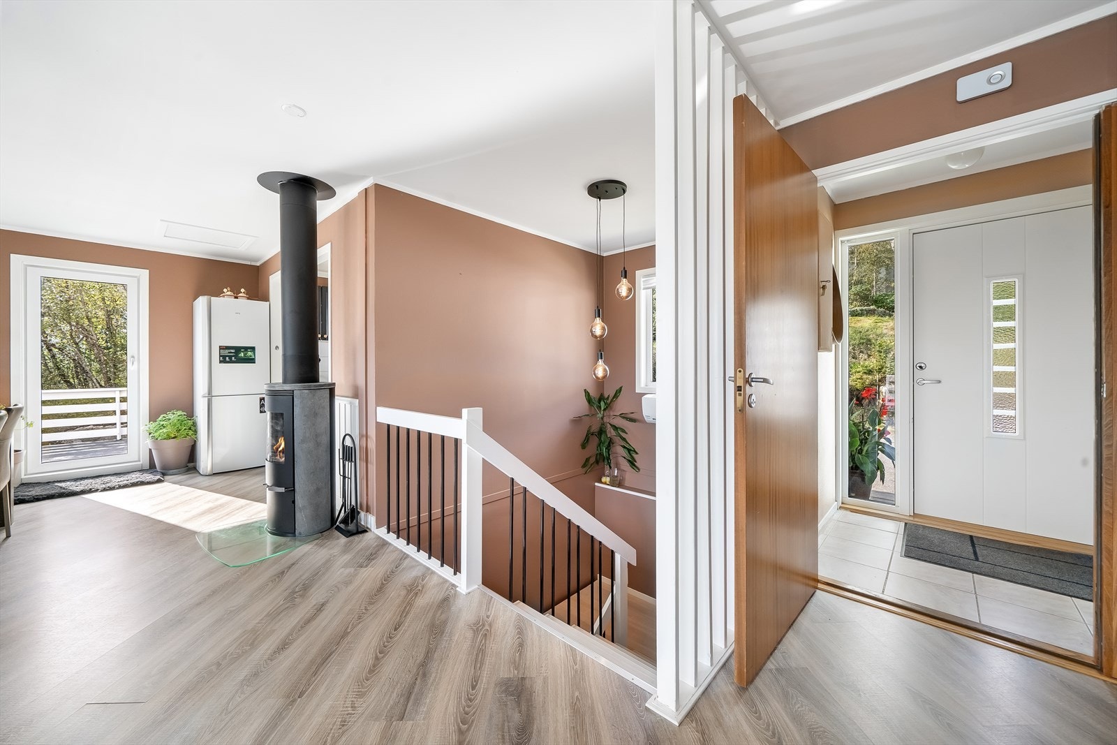 På kalde dager kan man nyte varmen fra vedovnen som står fint sentrert i rommet. Galleribilde