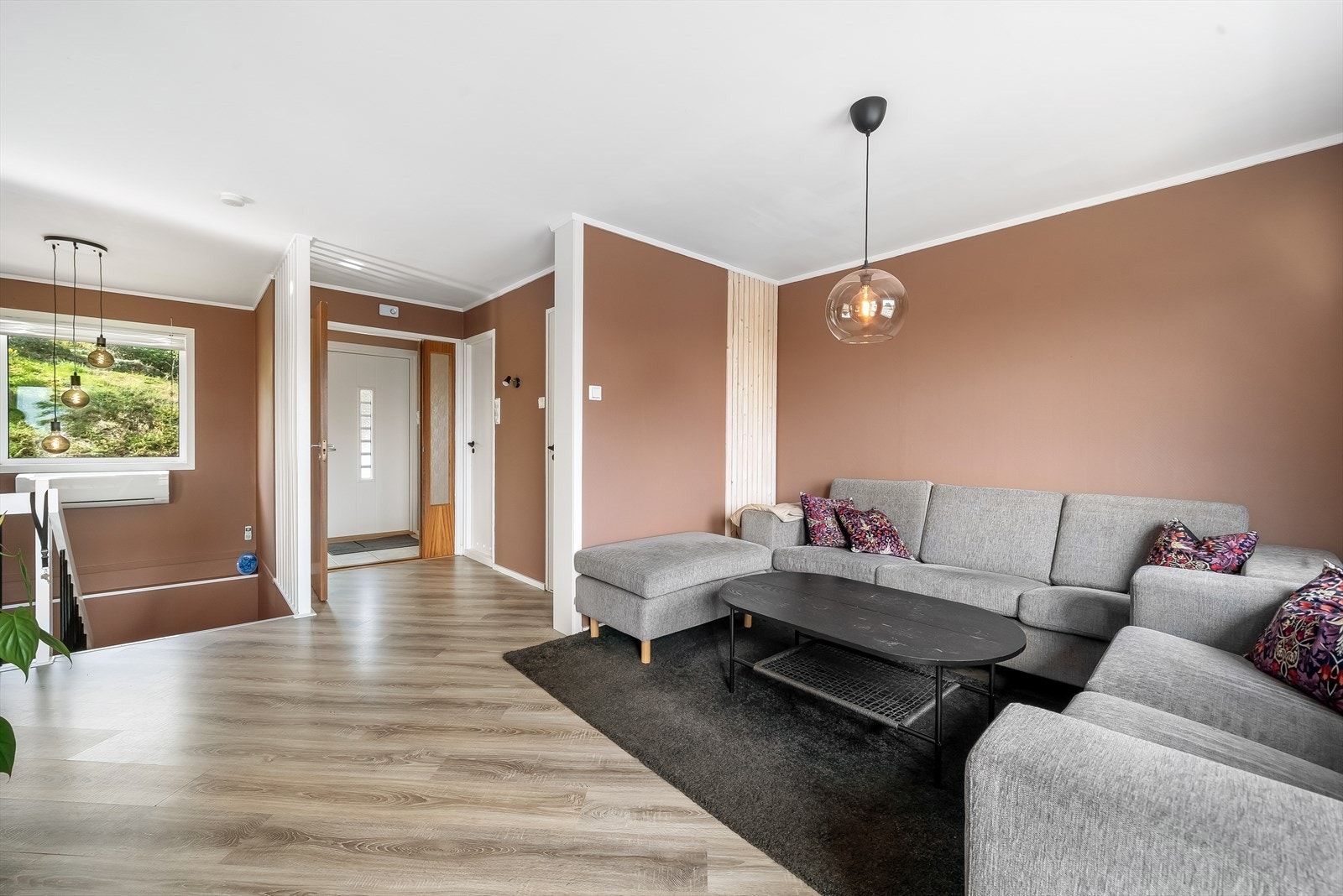 Stuens utforming gir rom for møblering i soner. Galleribilde