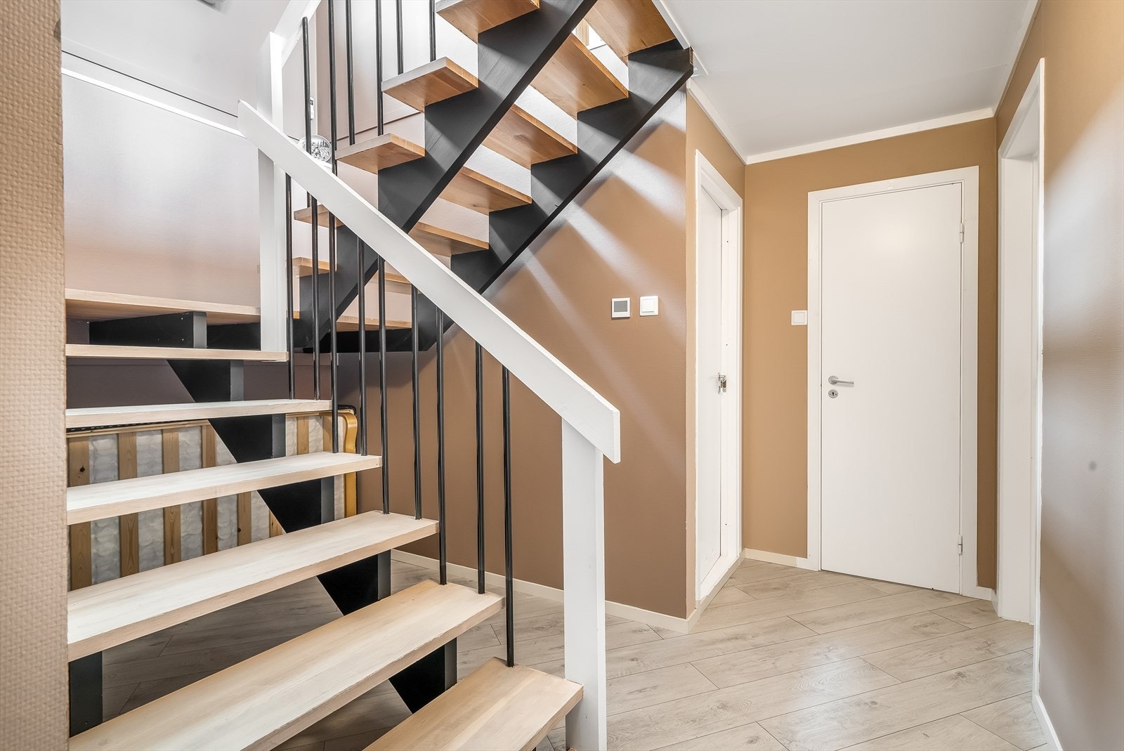 Trappen går fra stua ned til gang i underetasjen. Galleribilde