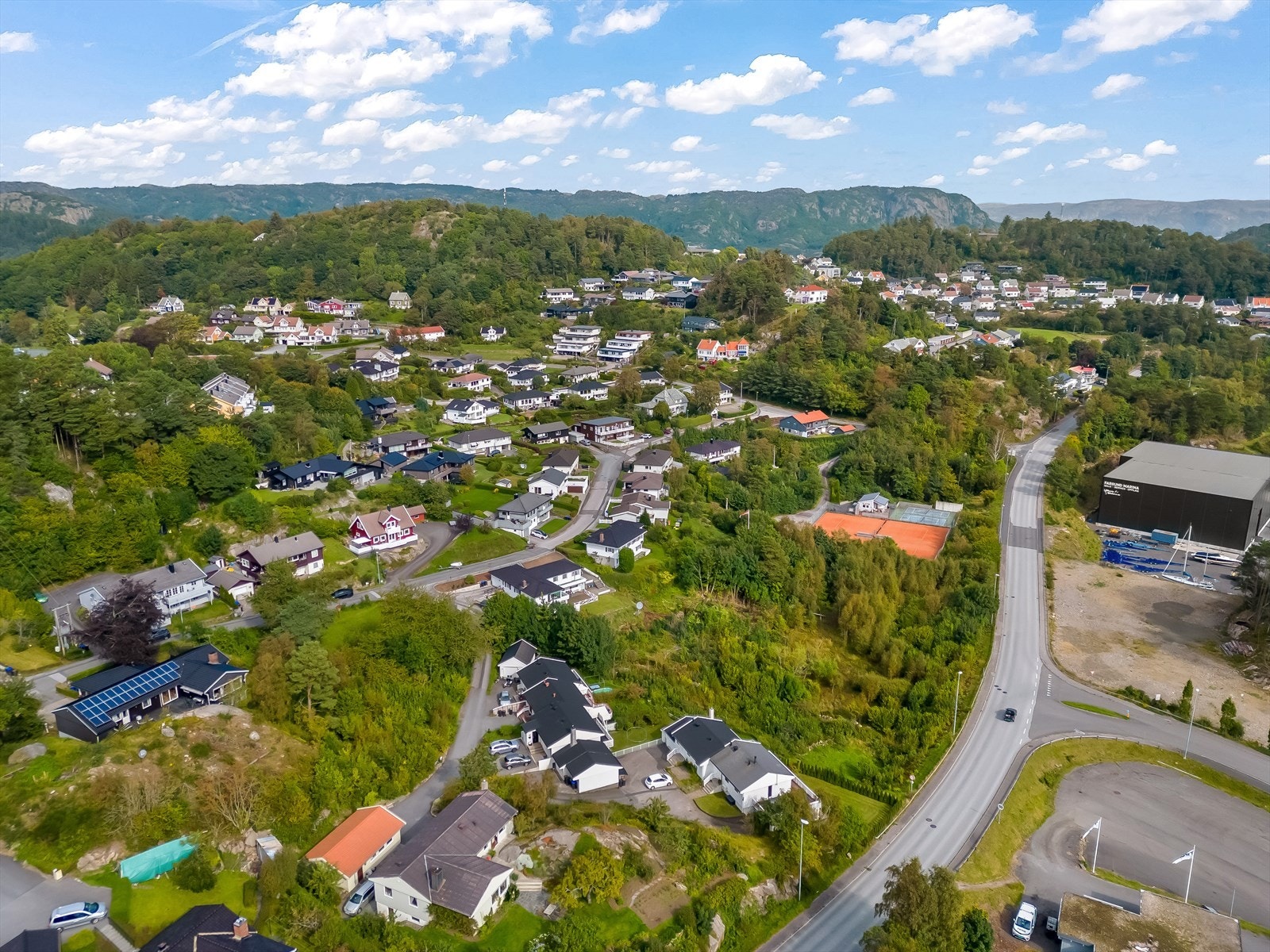 Boligen ligger i et veletablert boligfelt med kort avstand til det meste. Galleribilde