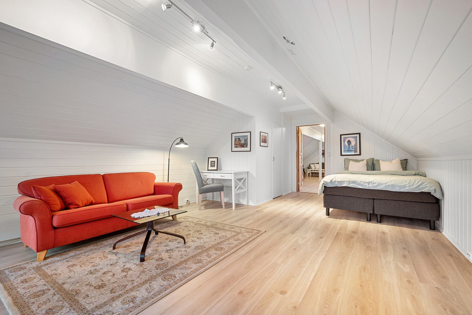 Det er plass til seng, sofa, skrivebord m.m. Galleribilde