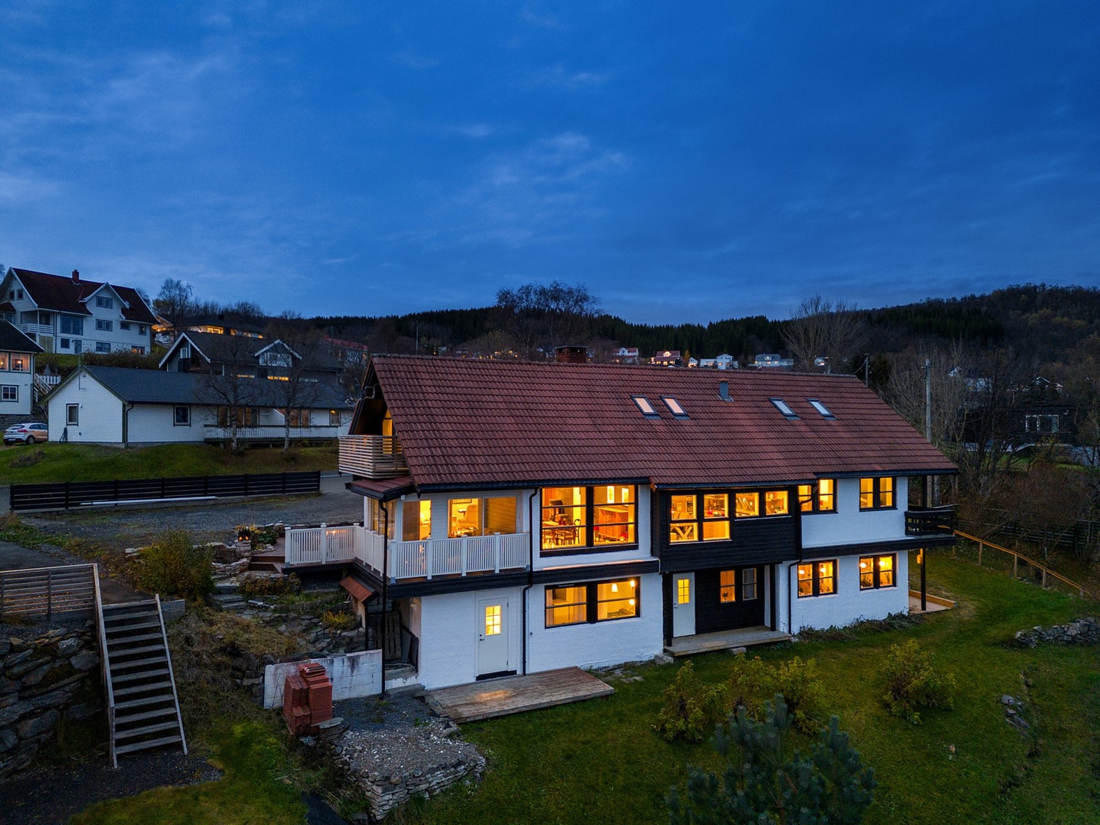 Stor og pent opparbeidet hage på ca. 1206 m2 Galleribilde